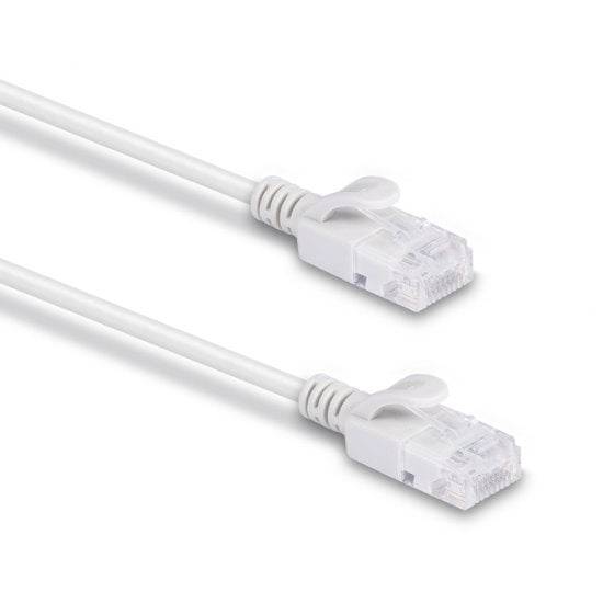 Zwei weiße Ethernet-Kabel mit RJ45-Steckern, liegen parallel nebeneinander, zeigen auf digitale Vernetzung oder Netzwerkverbindung.