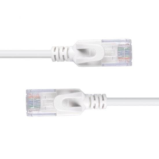 Zwei weiße Ethernet-Kabel mit transparenten Steckern zeigen ihre Anschlüsse.
