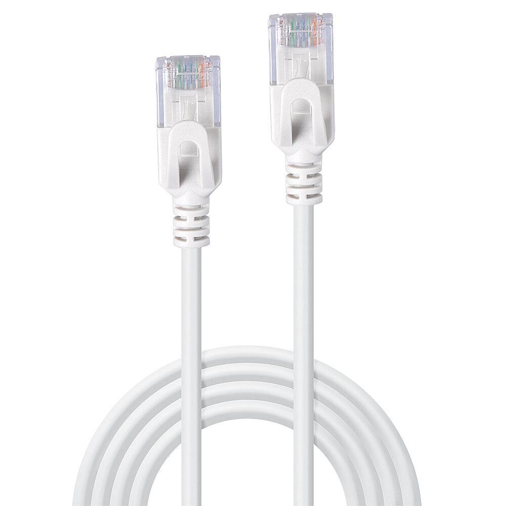 Ein weißes Ethernet-Kabel mit RJ-45-Steckern an beiden Enden, verwendet für Netzwerkverbindungen in Heim- oder Büronetzwerken.
