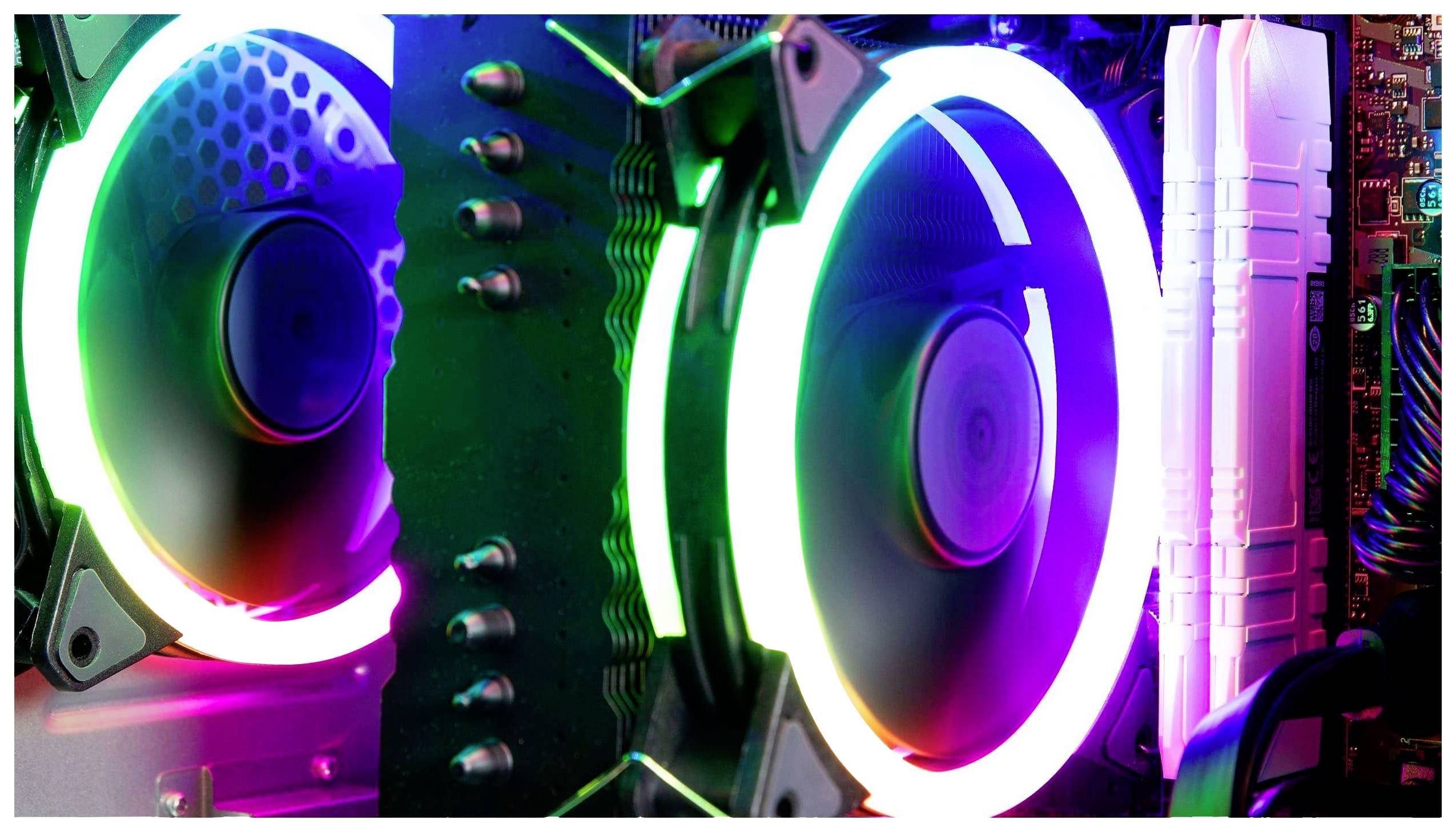 Ein Computergehäuse mit zwei beleuchteten Lüftern in verschiedenen Farben. Die Lüfter leuchten in Blau, Grün und Rot.