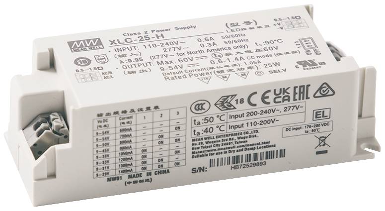 Ein rechteckiges elektronisches Gerät mit mehreren Aufdrucken und Symbolen, zeigt technische Spezifikationen und Markenlogos.