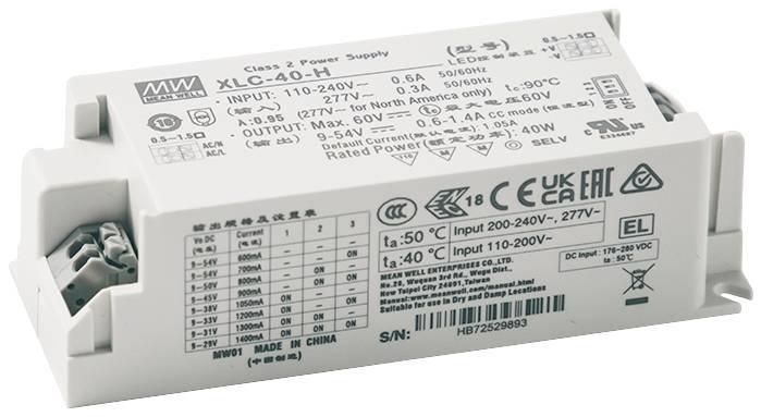 Ein rechteckiges elektronisches Gerät, auf dem technischer Text und Symbole sind, einschließlich Spannungs- und Stromspezifikationen.