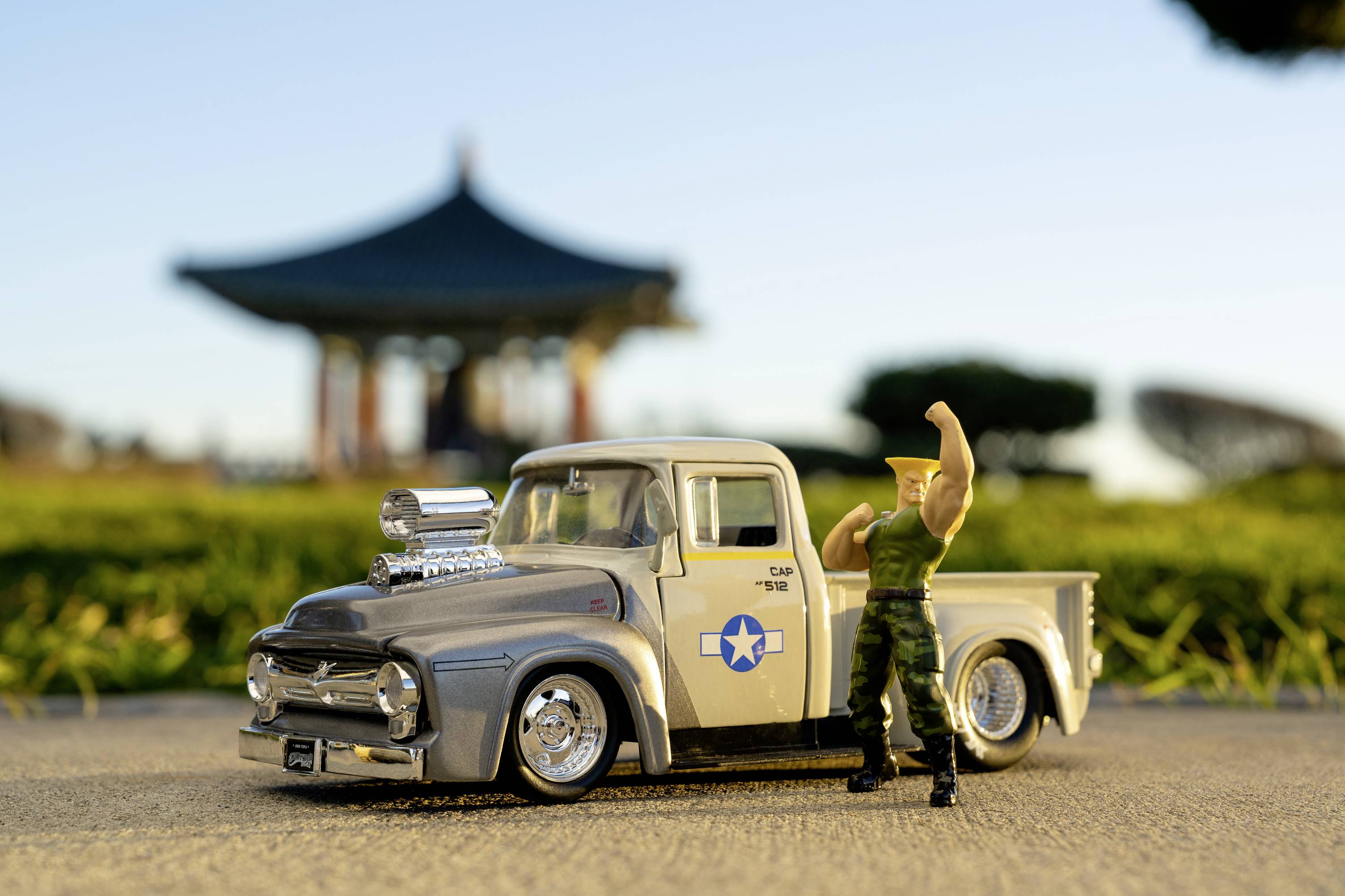 JADA TOYS Street Fighter 1956 Ford Pickup mit Guile Figur Fertigmodell PKW Modell