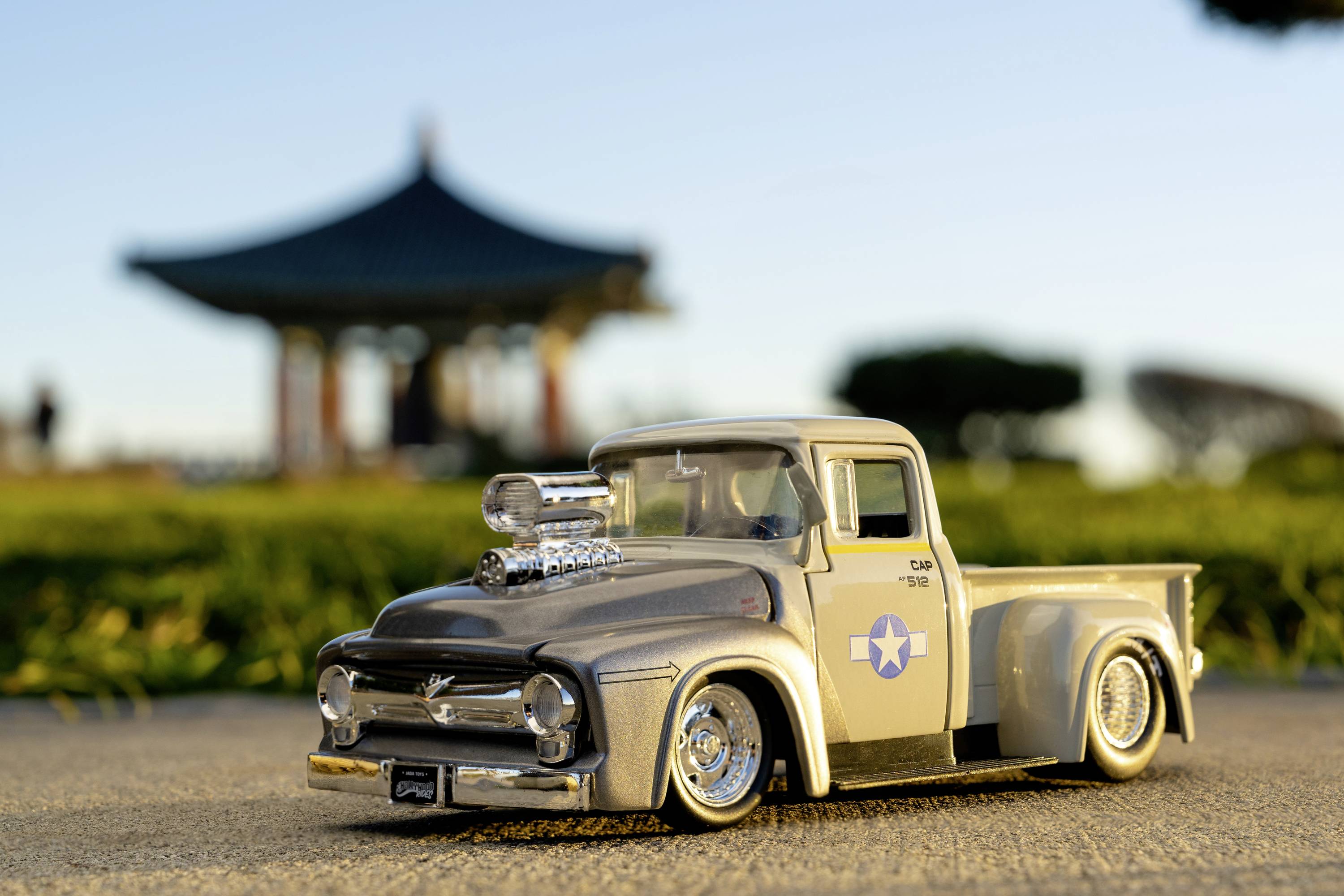 JADA TOYS Street Fighter 1956 Ford Pickup mit Guile Figur Fertigmodell PKW Modell