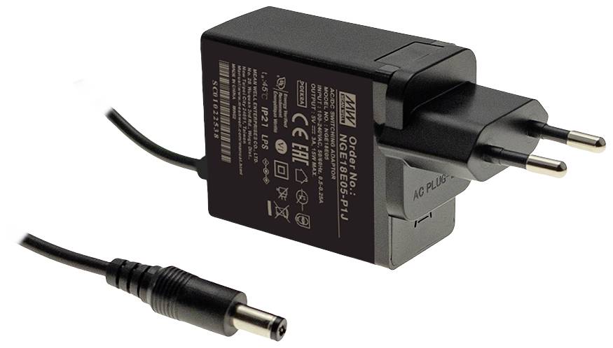 Ein schwarzes Netzteil mit EU-Stecker und Kabel. Auf der Seite sind technische Spezifikationen und Sicherheitszeichen abgebildet.