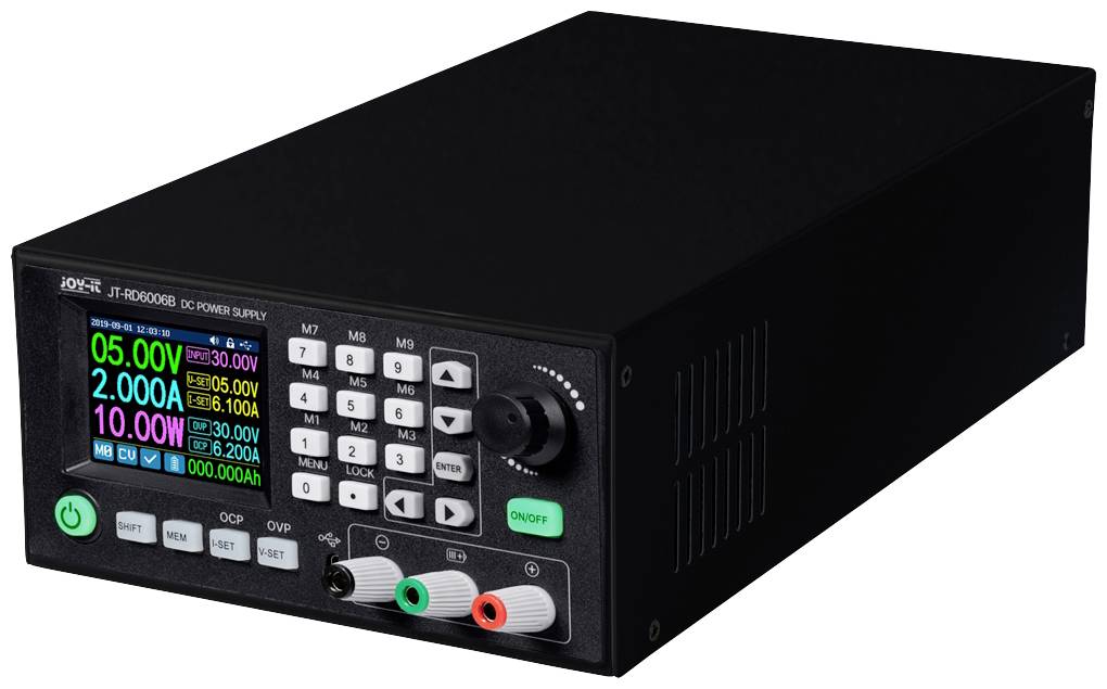 Ein schwarzes, rechteckiges Netzteil mit digitalem Display zeigt verschiedene Strom- und Spannungswerte. Zahlreiche Knöpfe zur Einstellung.