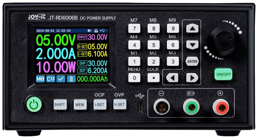 Elektronisches Gerät: Einstellbare DC-Stromversorgung mit digitalem Display zeigt Spannungen, Ströme und Einstellungen an.