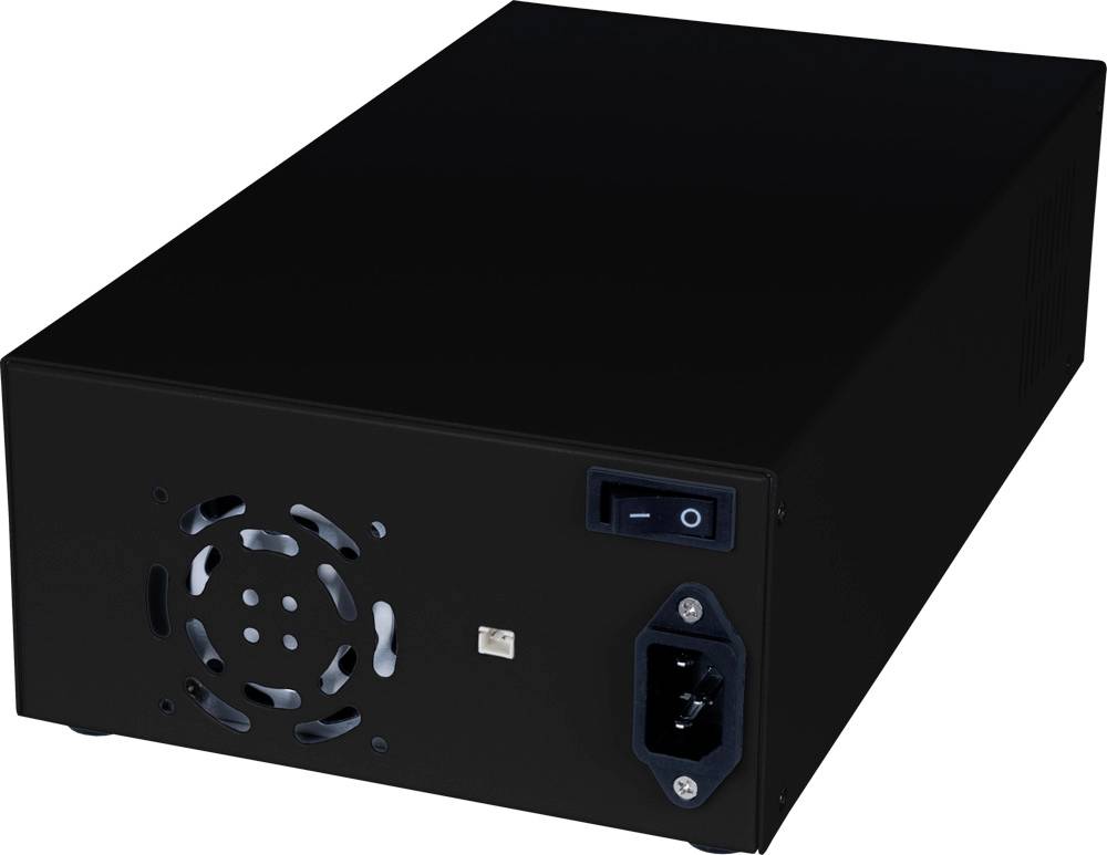Ein schwarzes Computergehäuse mit Lüftungsschlitzen und einem Netzschalter auf der Rückseite, geeignet für Stromversorgung und Kühlung.