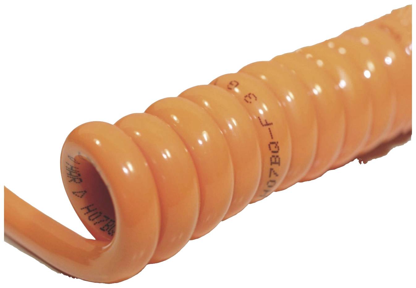 Ein orangefarbenes Spiralkabel aus elastischem Material.