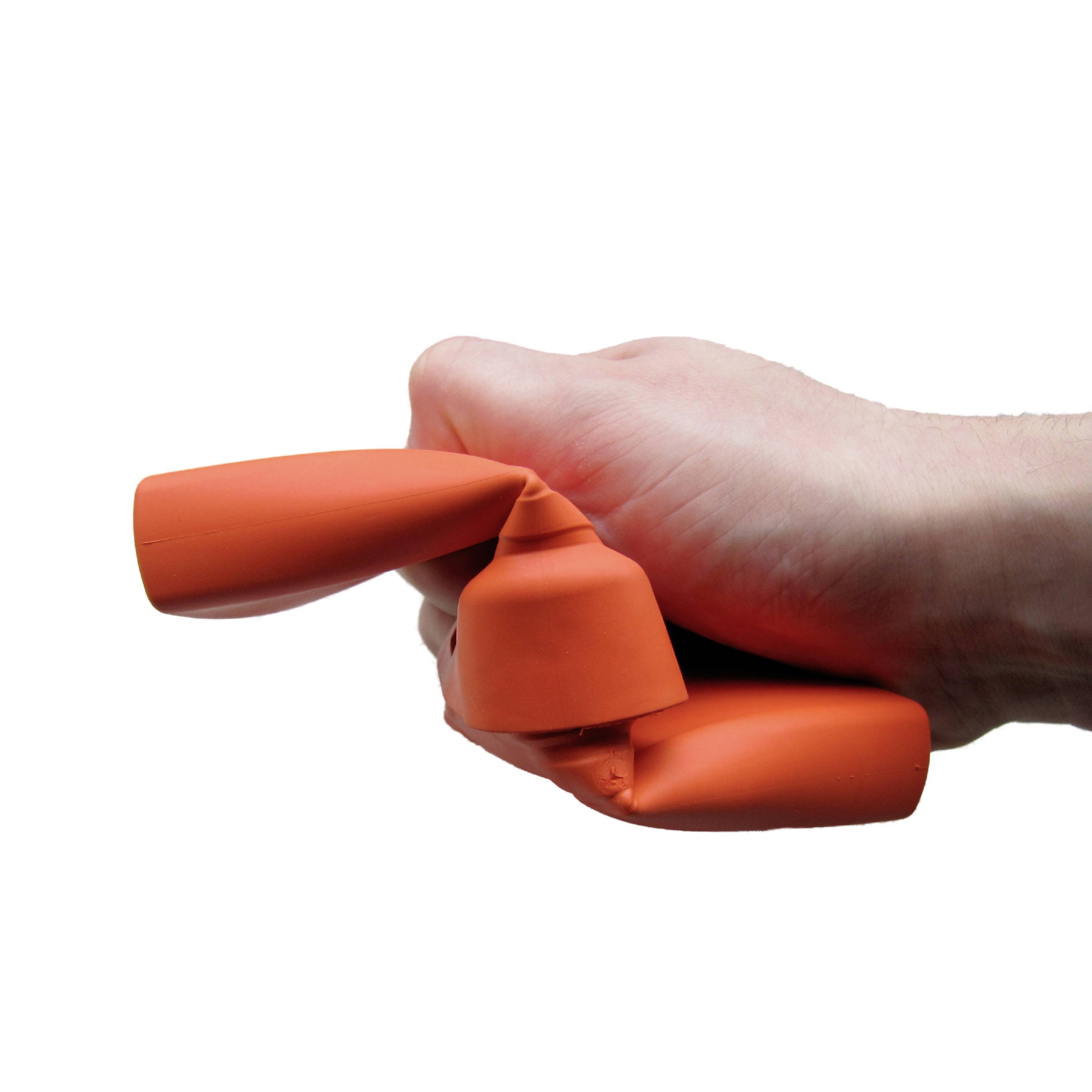 Hand drückt einen orangen Knetball, Muskeln angespannt.