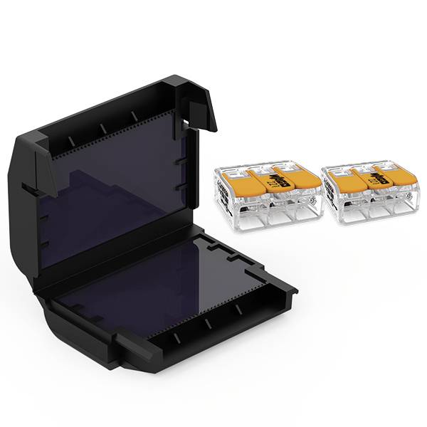 Elektrische Verbindungsbox aus schwarzem Material, offen dargestellt, daneben zwei transparente, orangefarbene Anschlussklemmen.