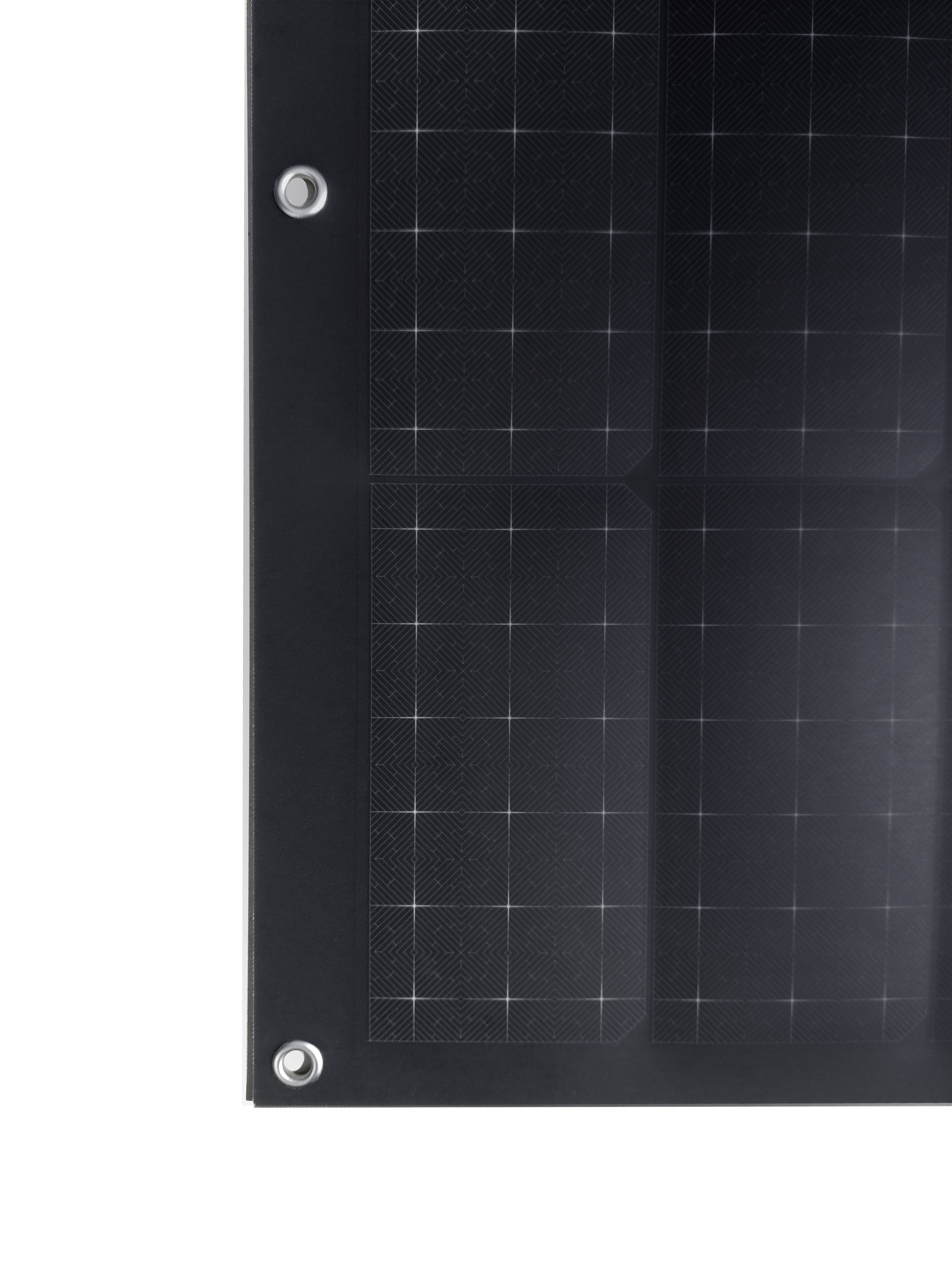 Ein Teil eines Solarzellenmoduls, das eine schwarze quadratische Zellstruktur zeigt, ist sichtbar.