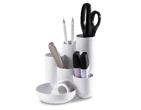 Ein weißer Schreibtisch-Organizer mit Schere, zwei Bleistiften, einem Stift, zwei Markern und Klebeband in verschiedenen Fächern.