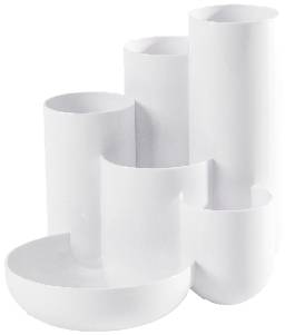 Weiße, strahlend weiße skulpturale Vase mit mehreren röhrenförmigen Elementen, die ineinandergreifen und unterschiedliche Höhen haben.