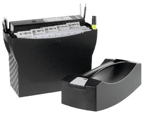 Ein schwarzes Ablagesystem mit Registerkarten zur Dokumentenorganisation, daneben ein kleinerer Etikettendrucker; Bürobedarf.