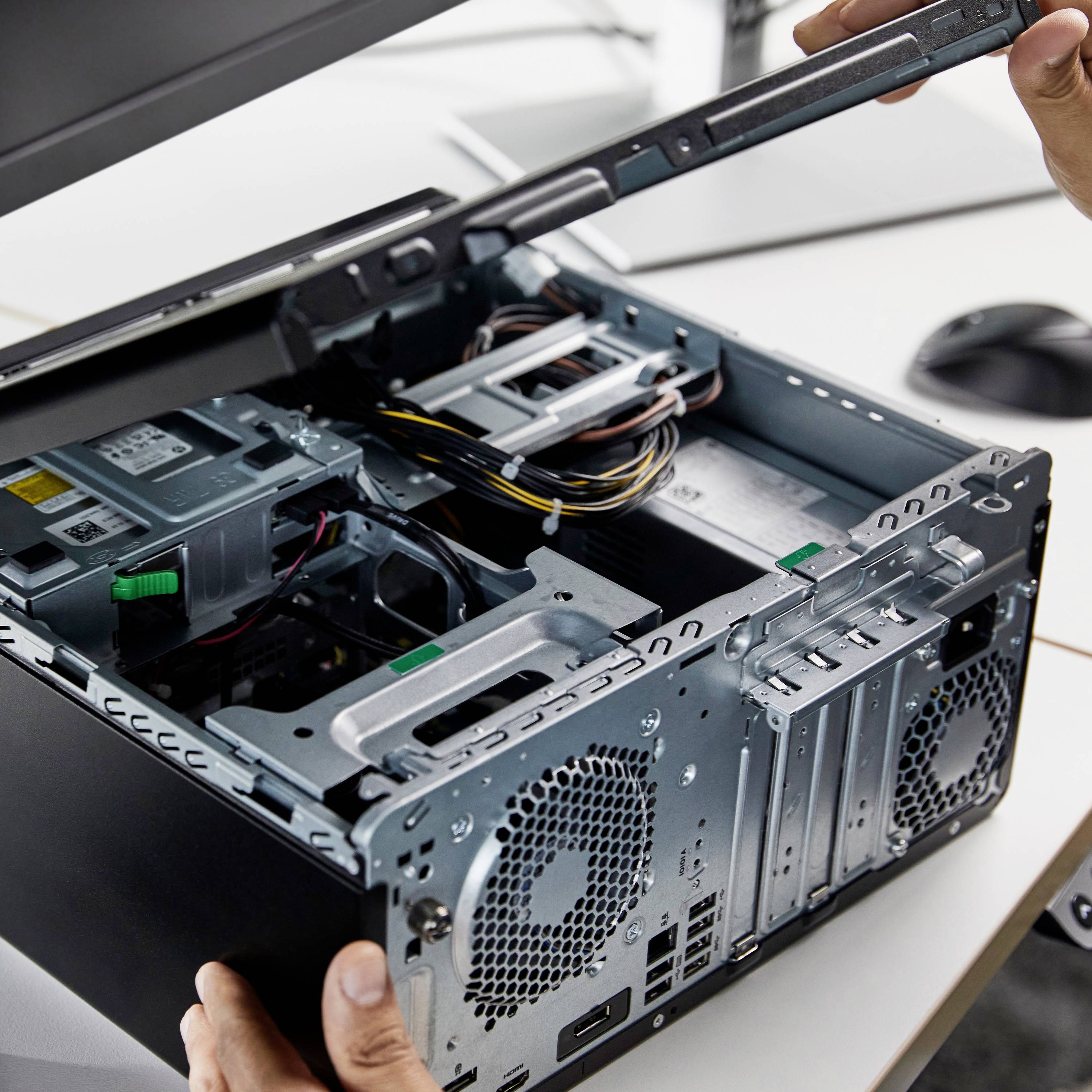 Eine Person öffnet das Gehäuse eines Desktop-Computers. Die inneren Komponenten wie Lüfter und Kabelstränge sind sichtbar.