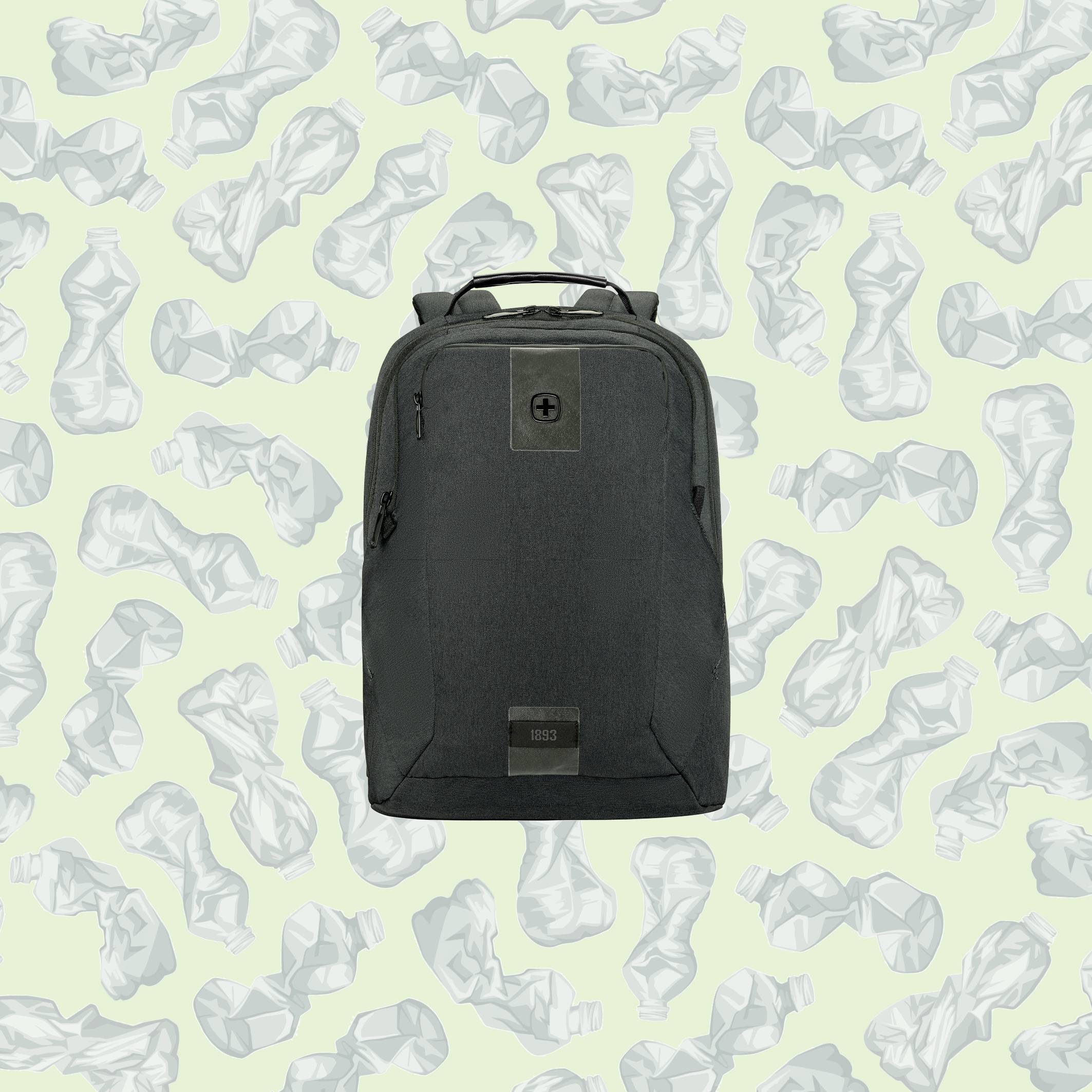 Ein schwarzer Rucksack vor einem Hintergrund mit zerknitterten Plastikflaschen, der vermutlich auf Recycling oder Nachhaltigkeit hinweist.