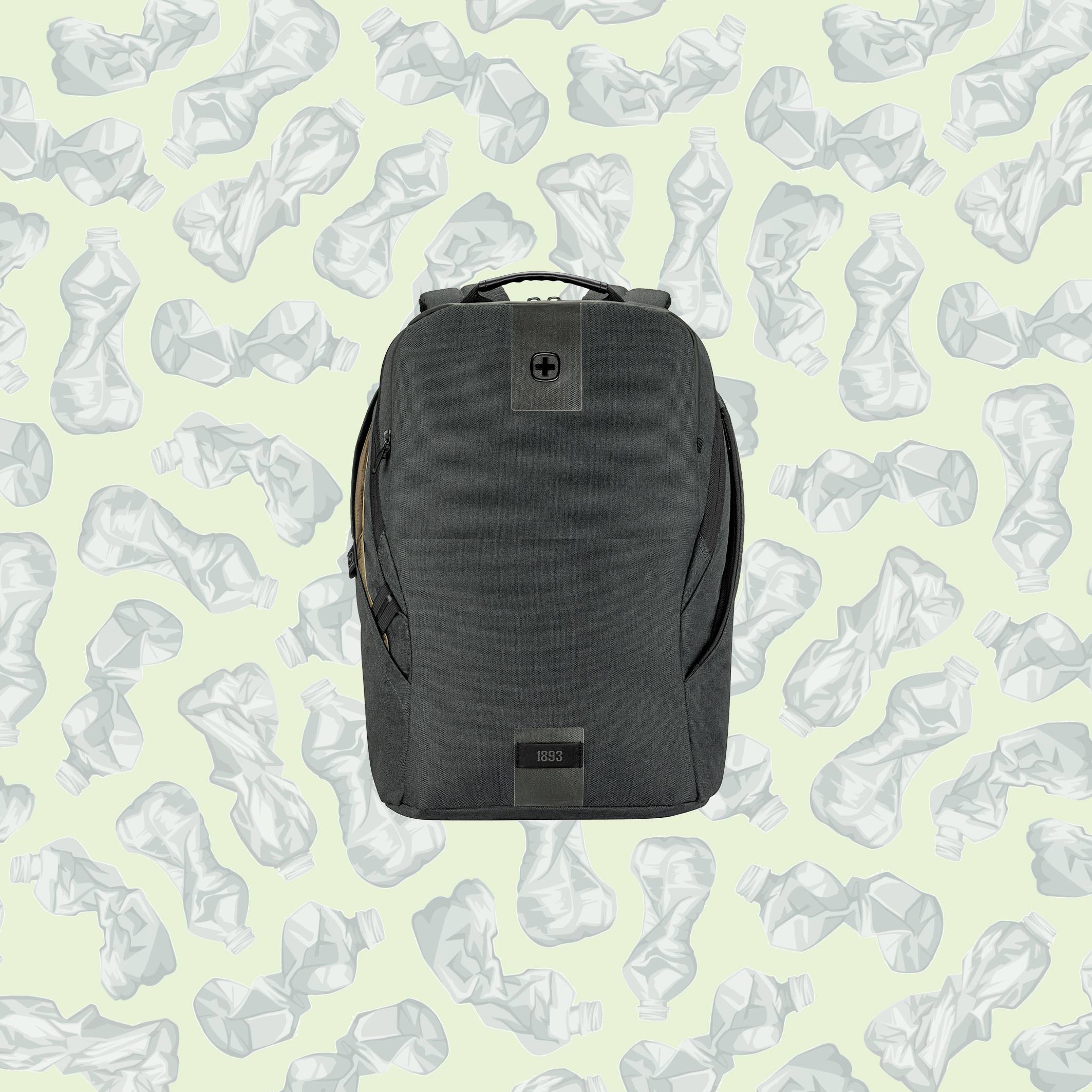 Dunkelgrauer Rucksack aus recycelten Plastikflaschen, umgeben von Bildern von Plastikflaschen auf hellgrünem Hintergrund.