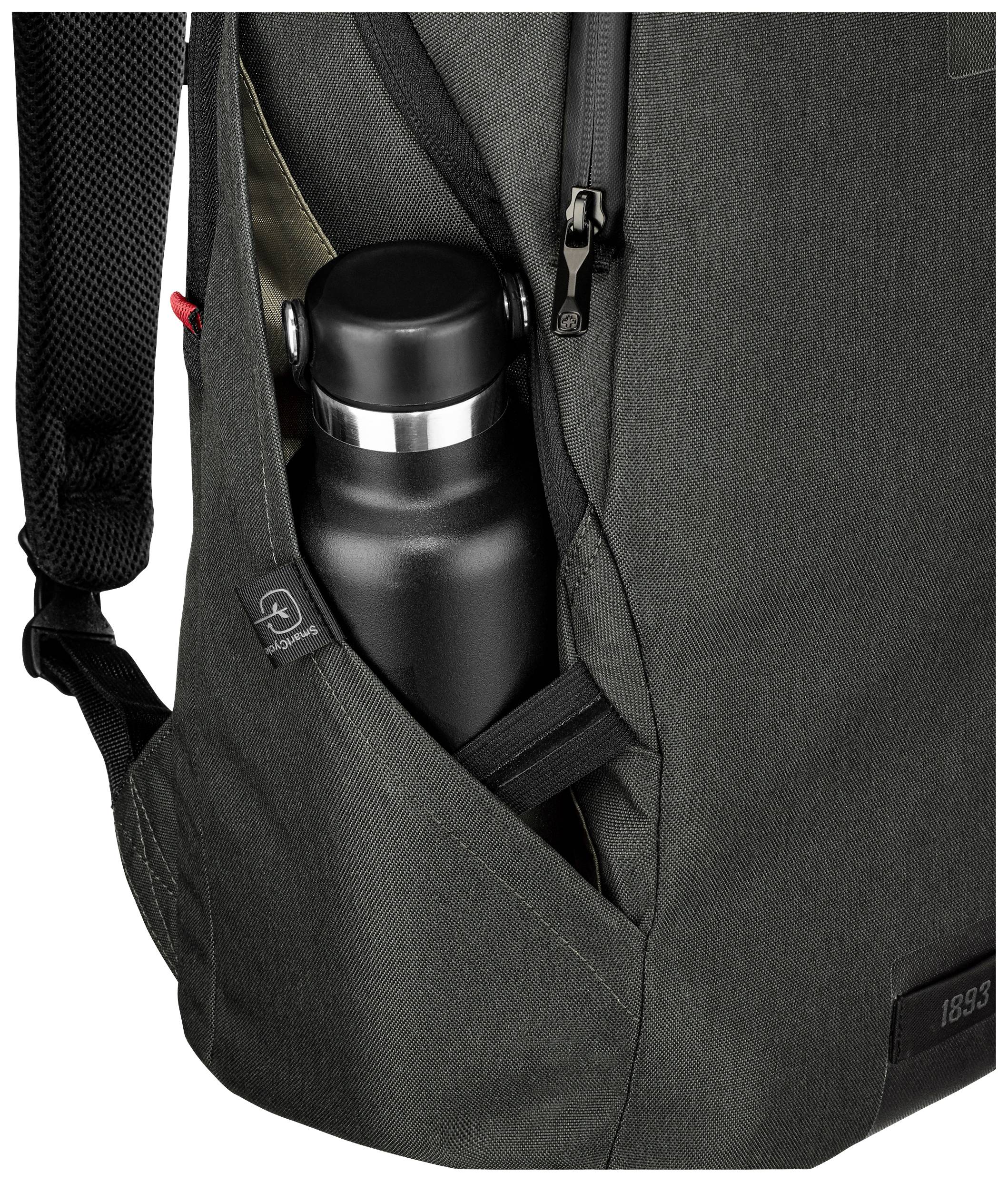 Rucksack in dunklem Stoff mit seitlicher Reißverschlusstasche, die eine schwarze Trinkflasche hält.