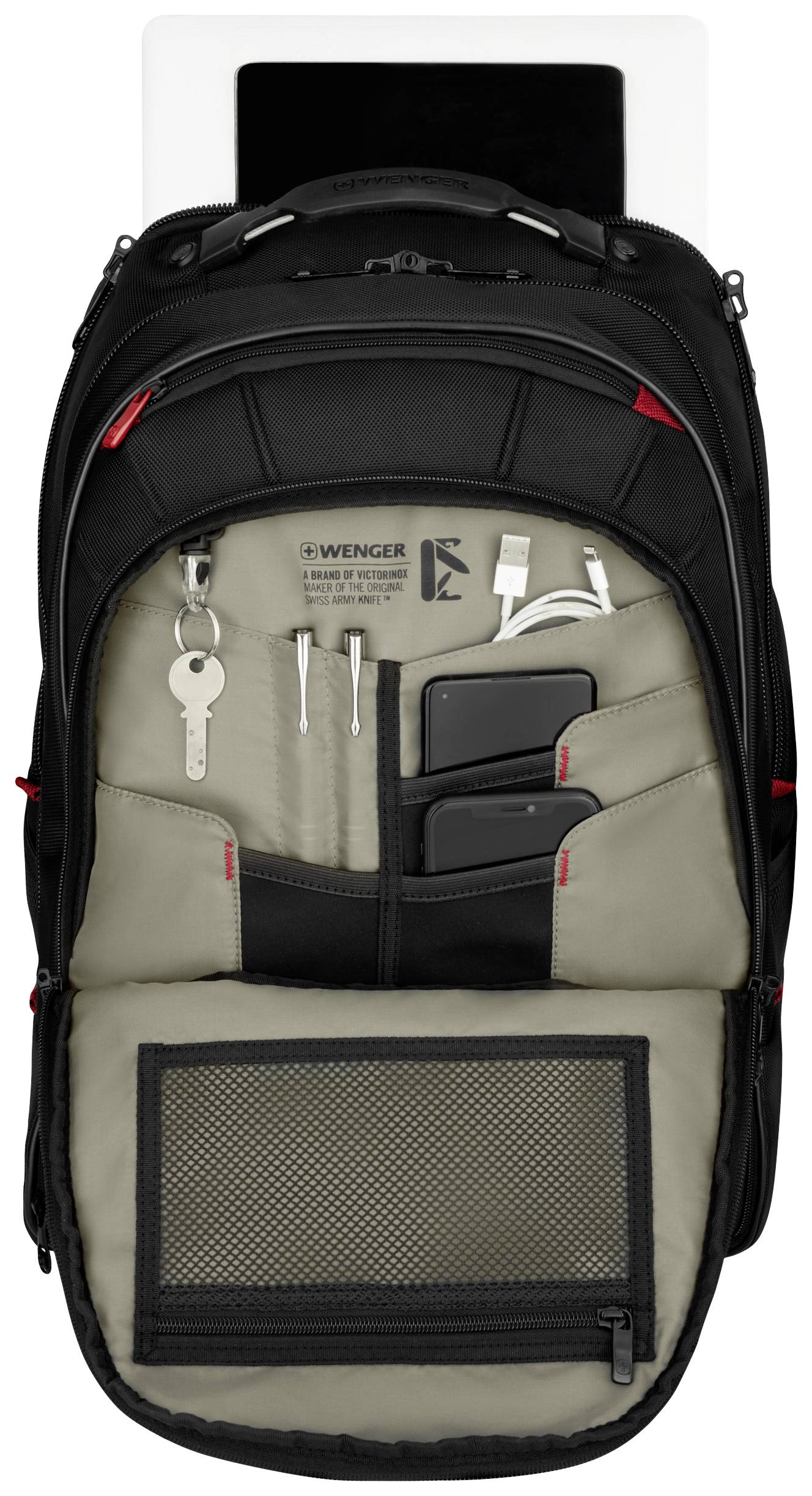 Ein geöffneter schwarzer Rucksack mit mehreren Fächern, darin sind ein Schlüssel, Kopfhörer, ein Stift, ein Smartphone und Ladegeräte zu sehen.