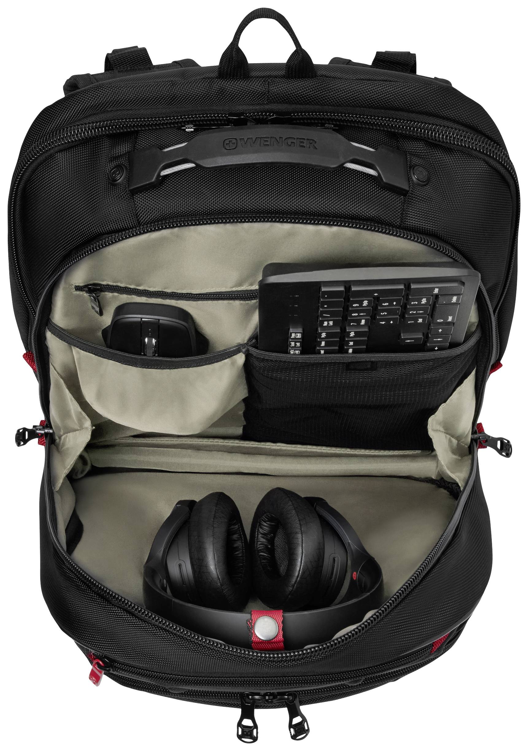 Geöffneter schwarzer Rucksack; innen sind ein paar Kopfhörer, ein Taschenrechner und drei kleine Taschen mit Reißverschluss sichtbar.