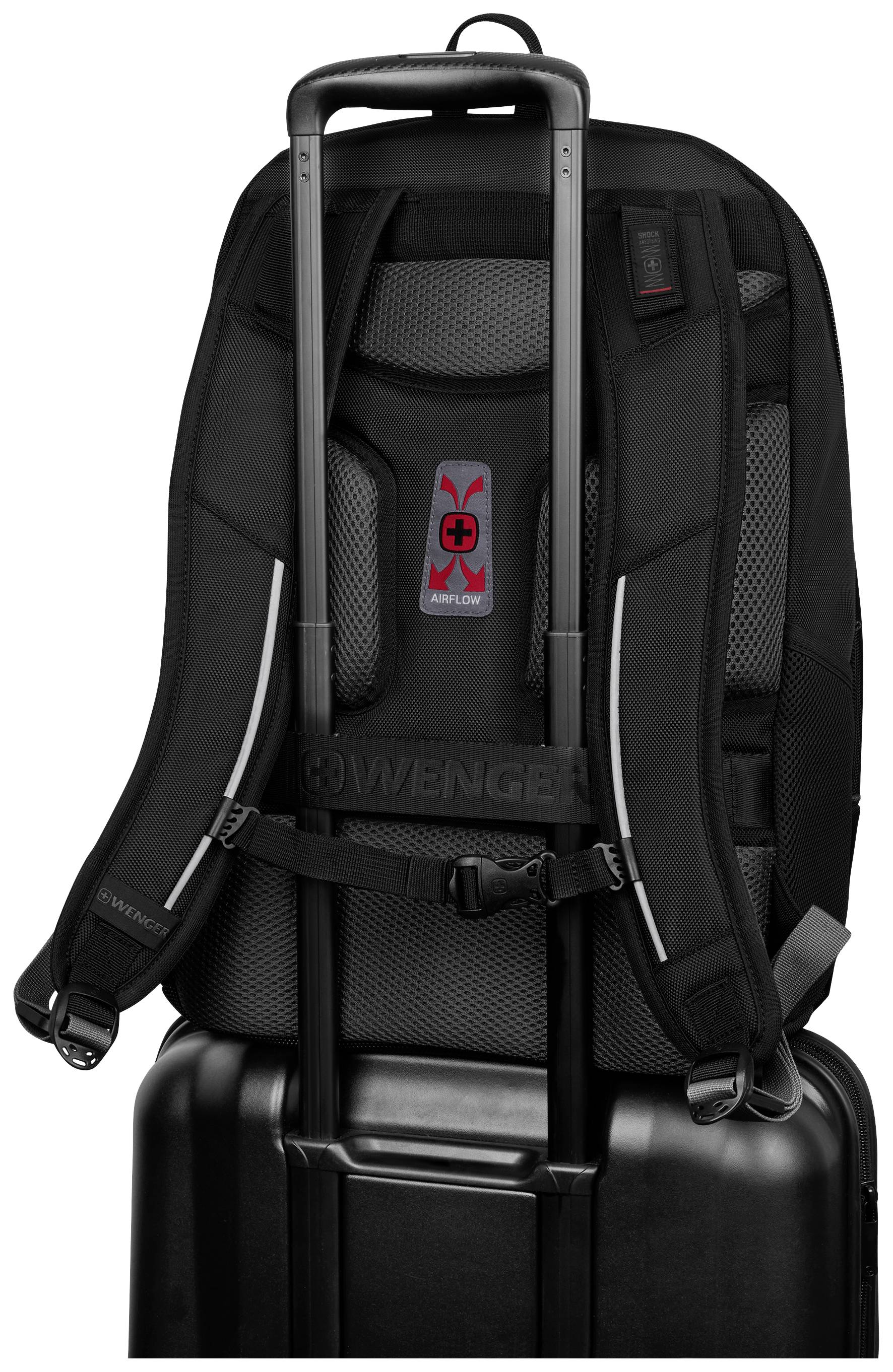 Ein schwarzer Rucksack mit Tragegurten ist auf einem Koffer mit Teleskopgriff befestigt.