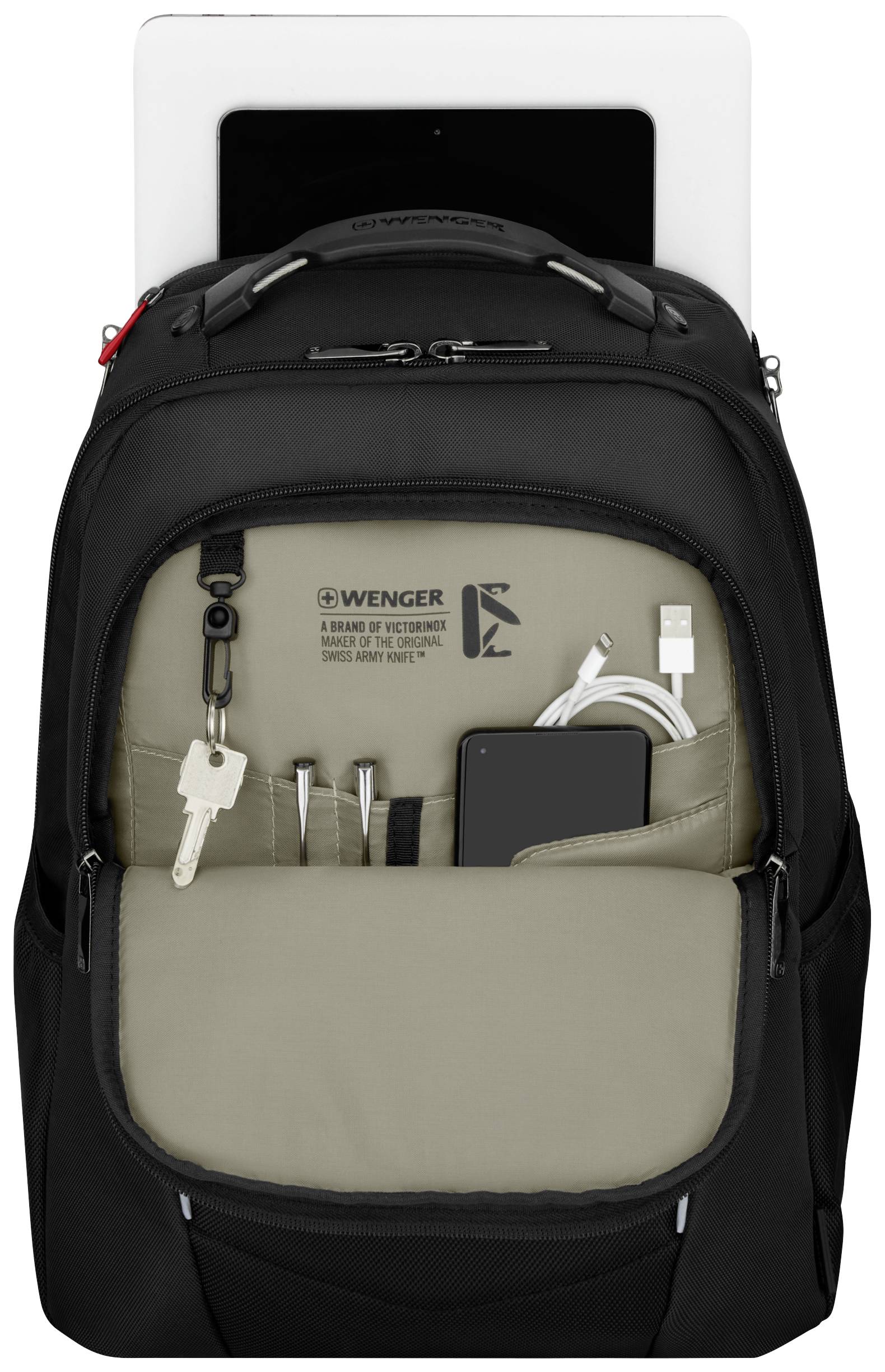 Schwarzer Rucksack mit geöffneter Vordertasche, zeigt sortierte Inhalte: Schlüssel, Stifte, Kabel und Smartphone, Laptopfach oben.