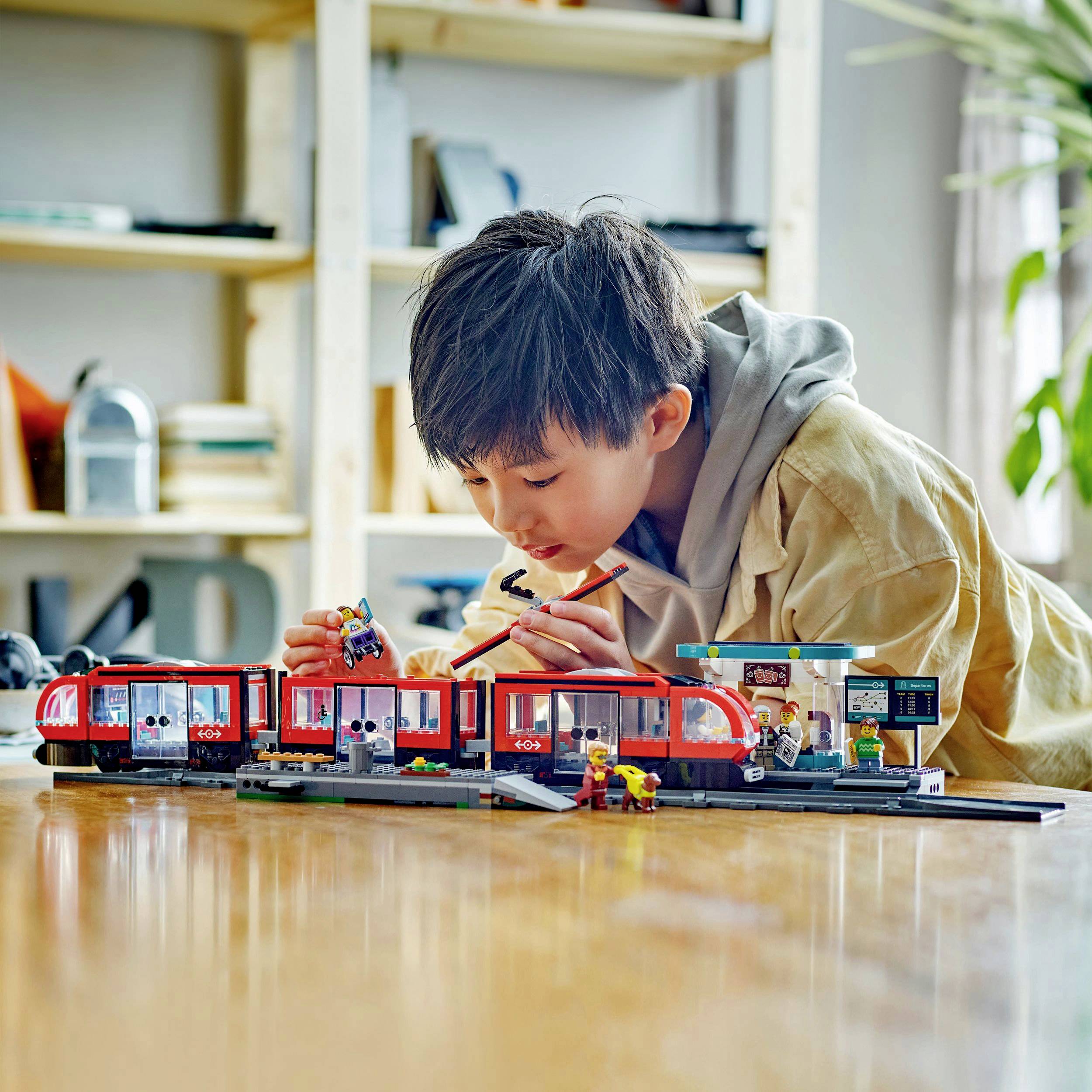 60423 LEGO® CITY Straßenbahn mit Haltestelle
