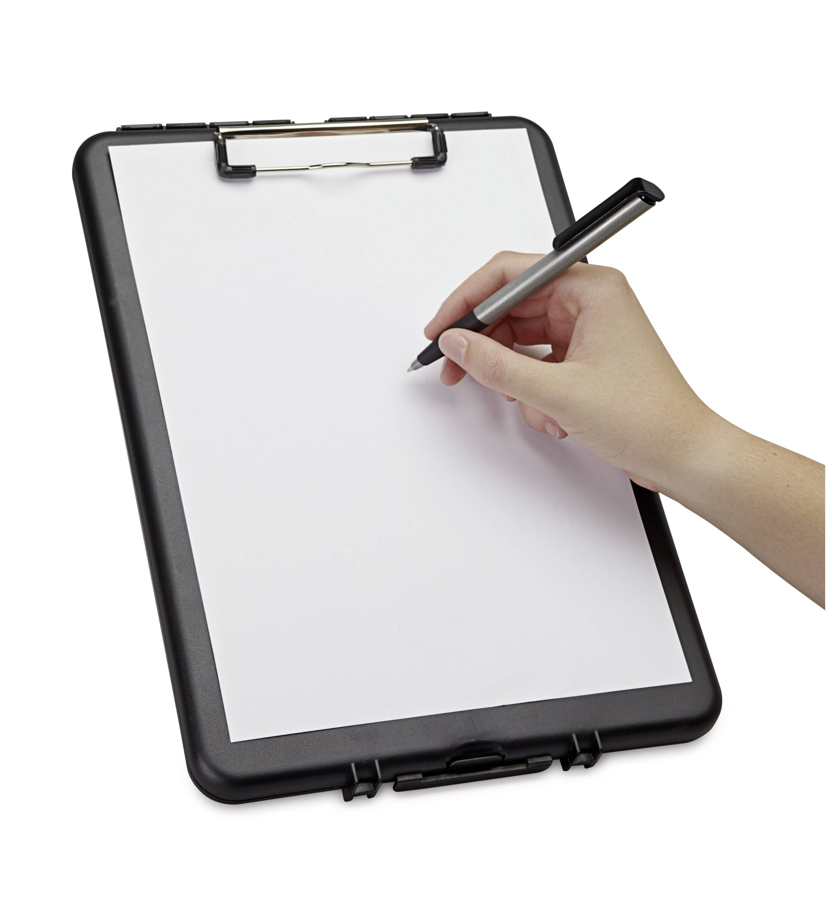 Hand schreibt mit Stift auf einem Klemmbrett mit leerem Blatt Papier.