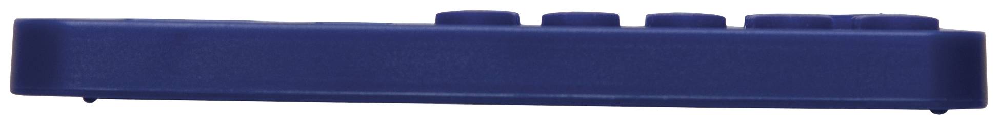 Eine blaue Fernbedienung, seitlich aufgenommen, zeigt mehrere Knöpfe in einer Reihe.