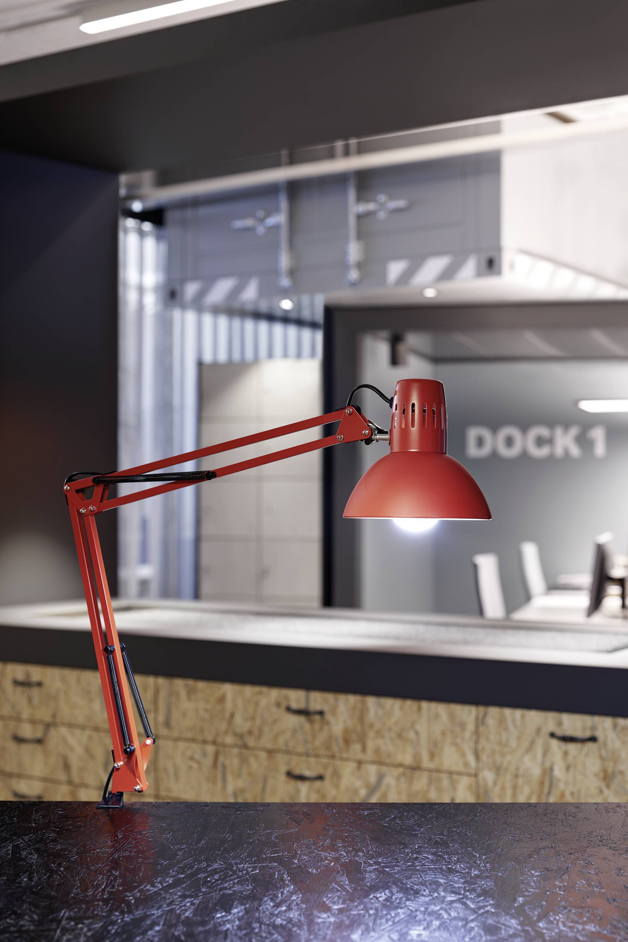 Rote Tischlampe in modernem Büro, im Hintergrund ein Konferenzraum mit der Aufschrift 'DOCK 1'.