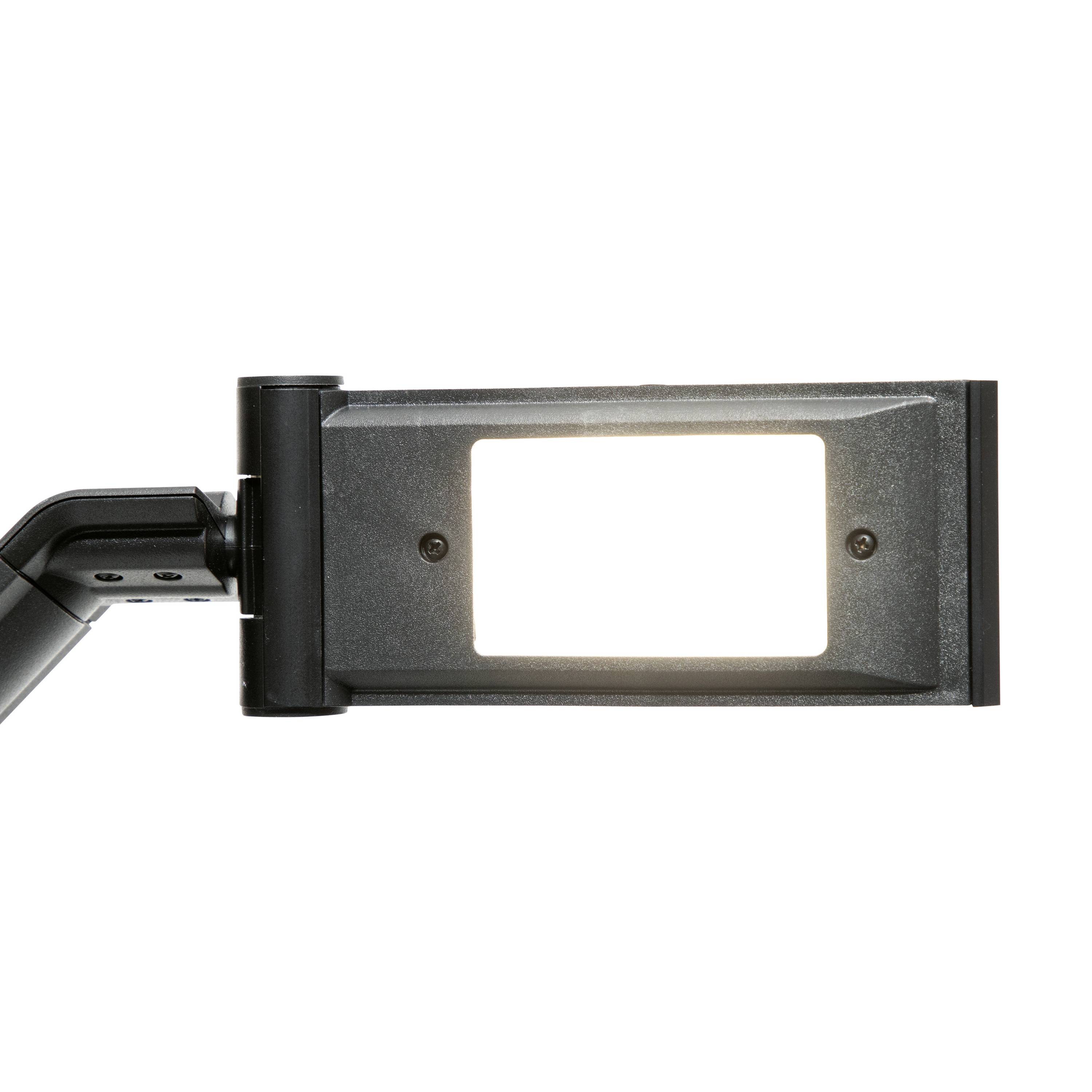 Eine rechteckige, moderne schwarze LED-Leuchte leuchtet hell. Sie ist auf einen verstellbaren Arm montiert.
