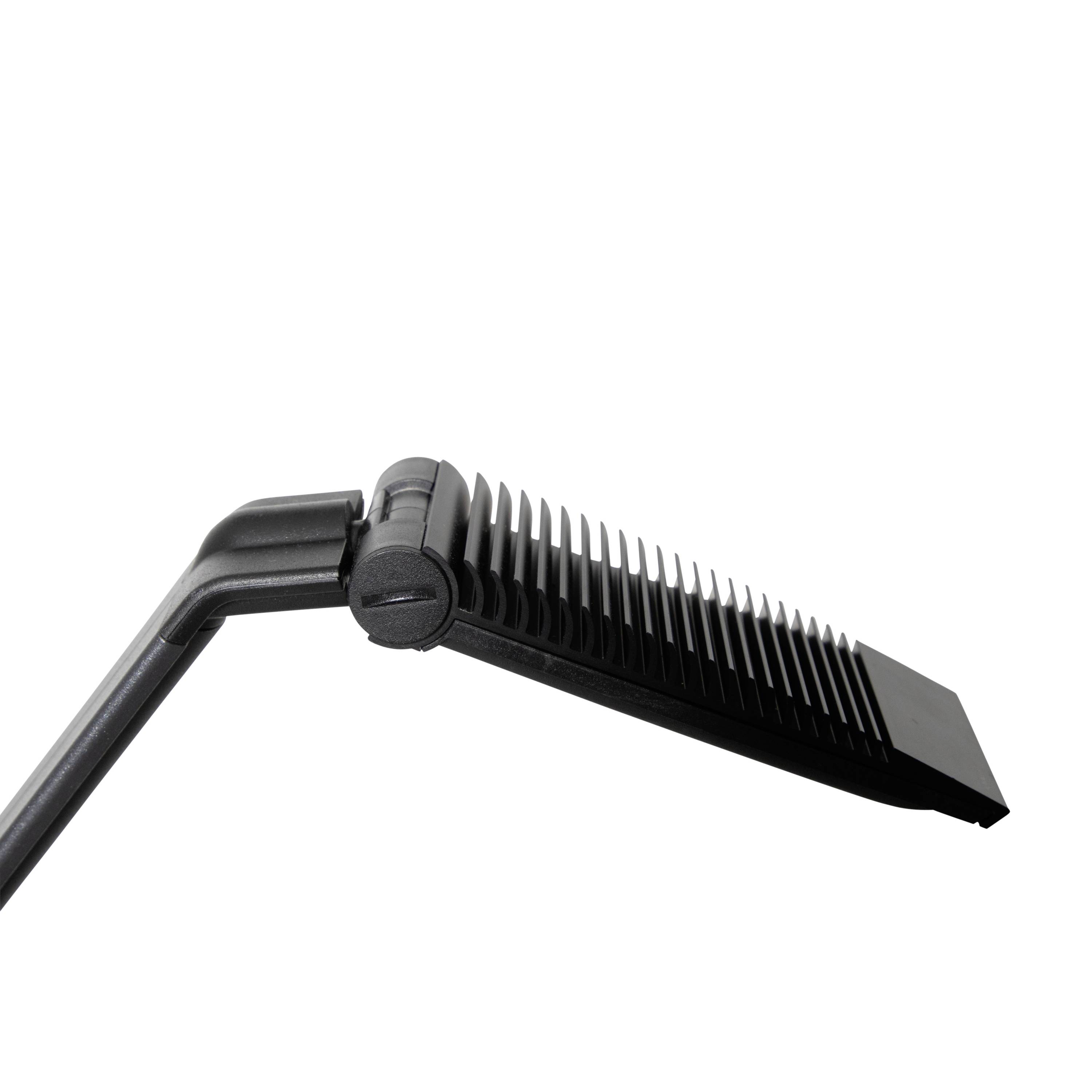 Ein schwarzer Kamm mit Griff, der auf einem weißen Hintergrund liegt. Der Kamm hat eng beieinander liegende Zähne.