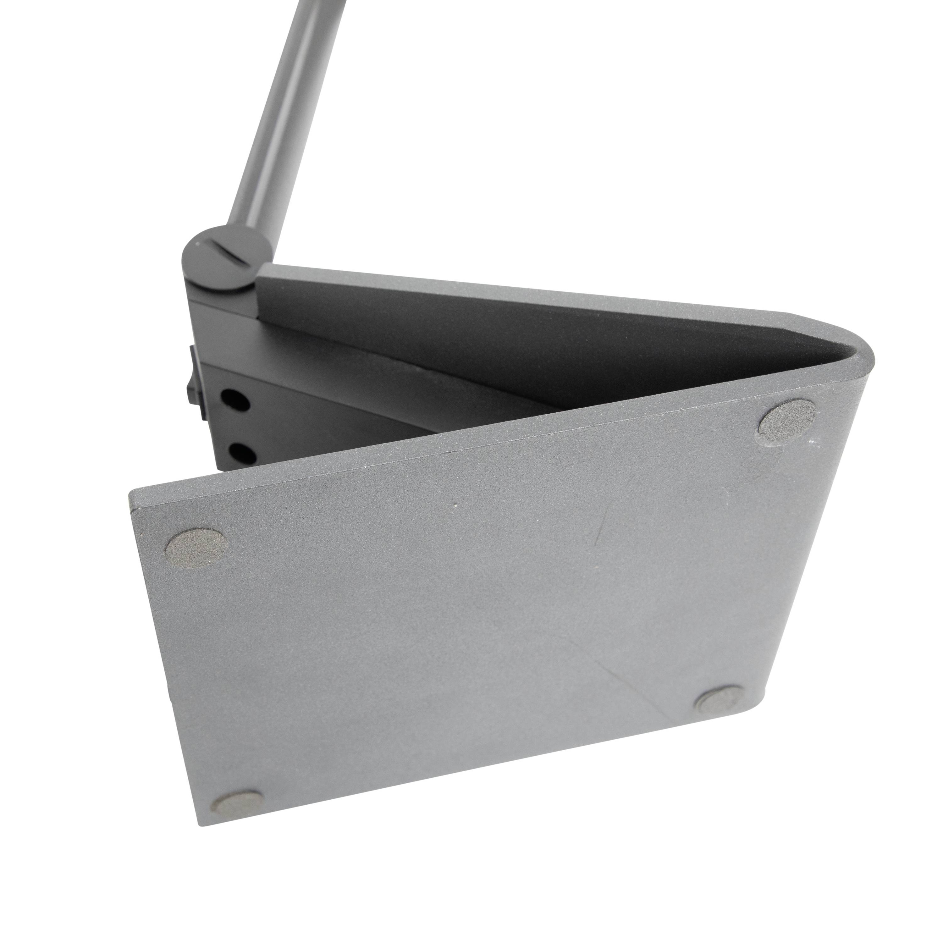 Ein grau lackierter Metallwinkelhalter, der als Befestigungselement dient. Sichtbar sind Bolzenlöcher zur Befestigung.