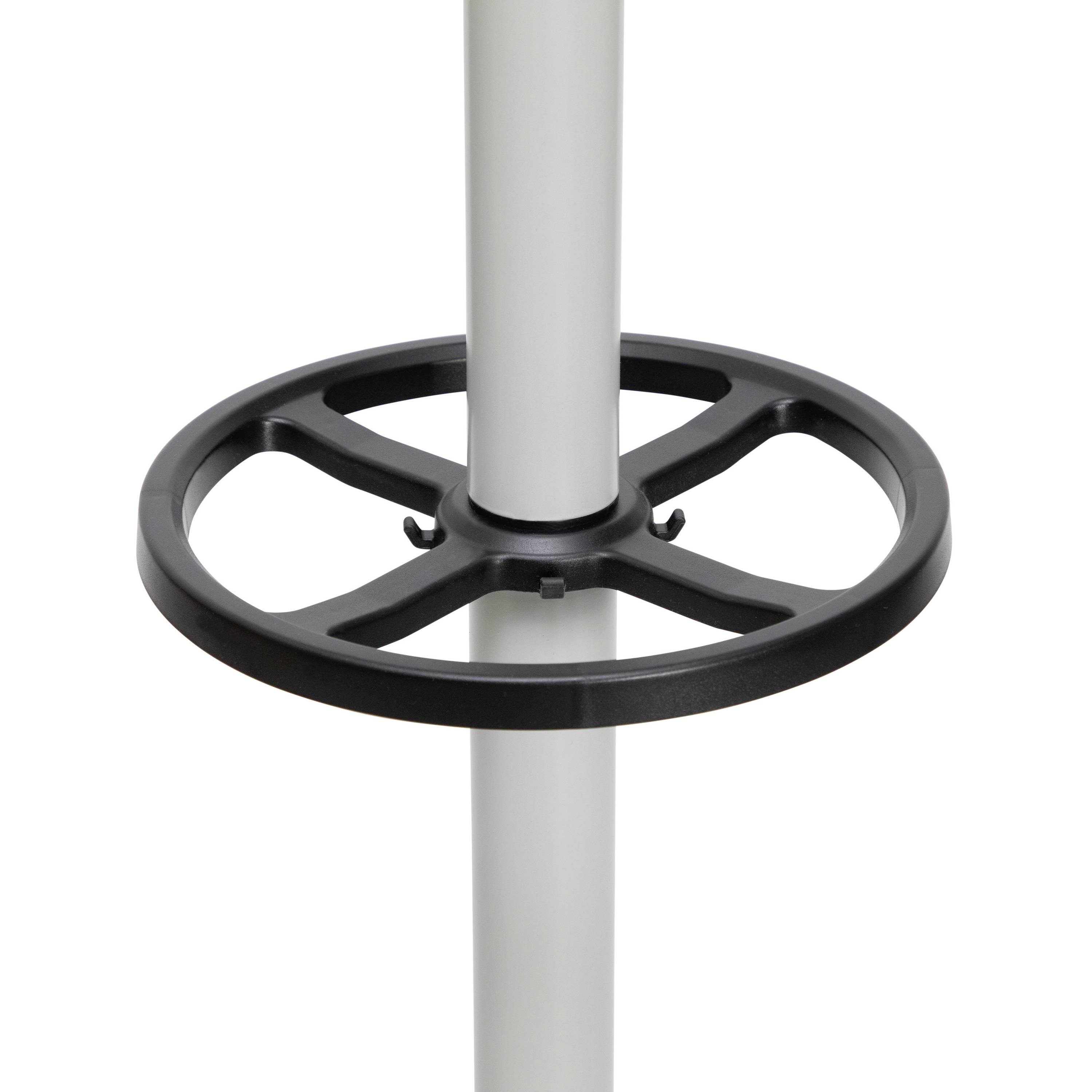 Ein silberner Stangenfuß mit einem schwarzen, runden Haltegriff oder Fußring in der Mitte.