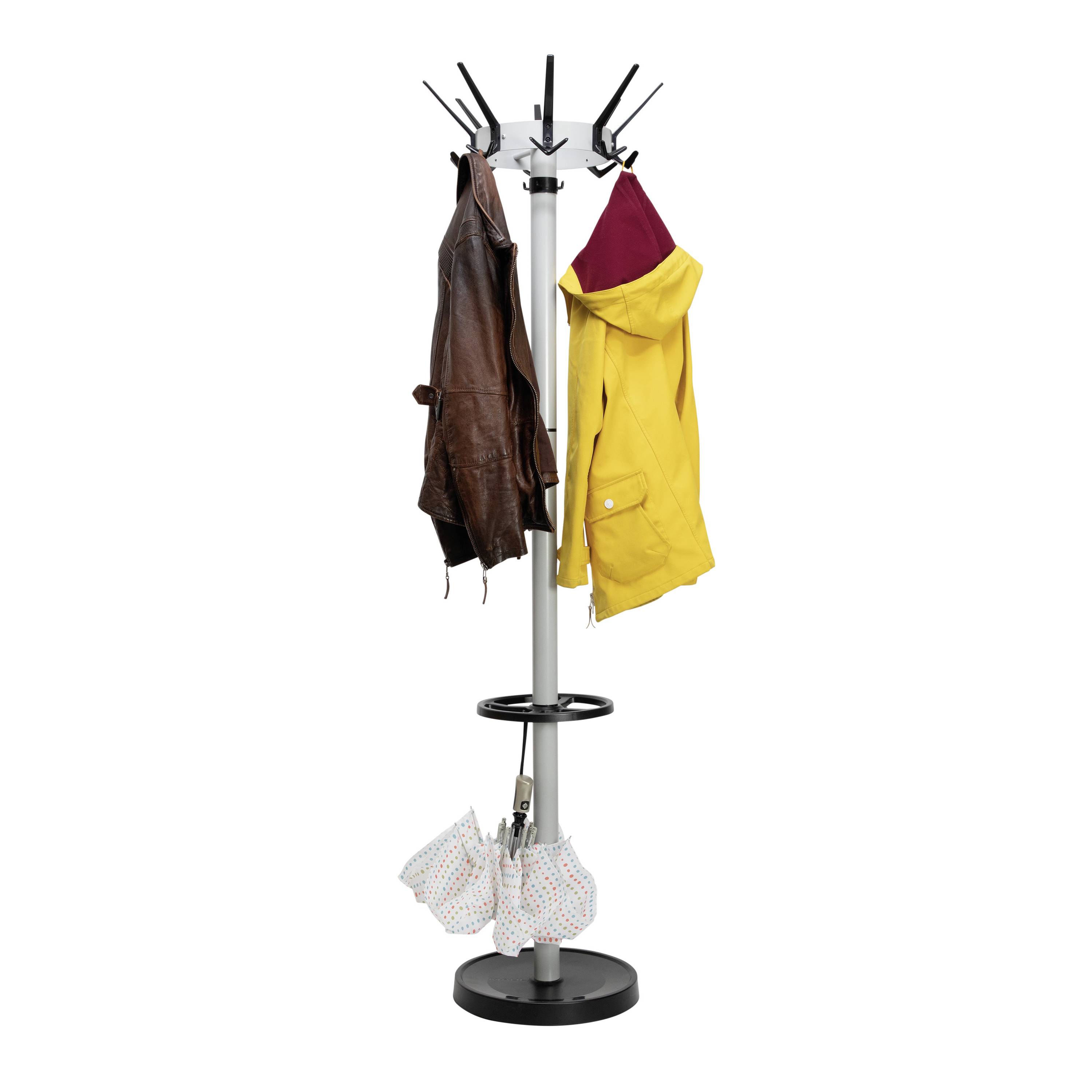 Garderobenständer mit zwei Jacken und zwei Taschen, unten Schirmhalter mit Regenschirmen. Ein brauner Mantel und gelbe Regenjacke hängen oben.