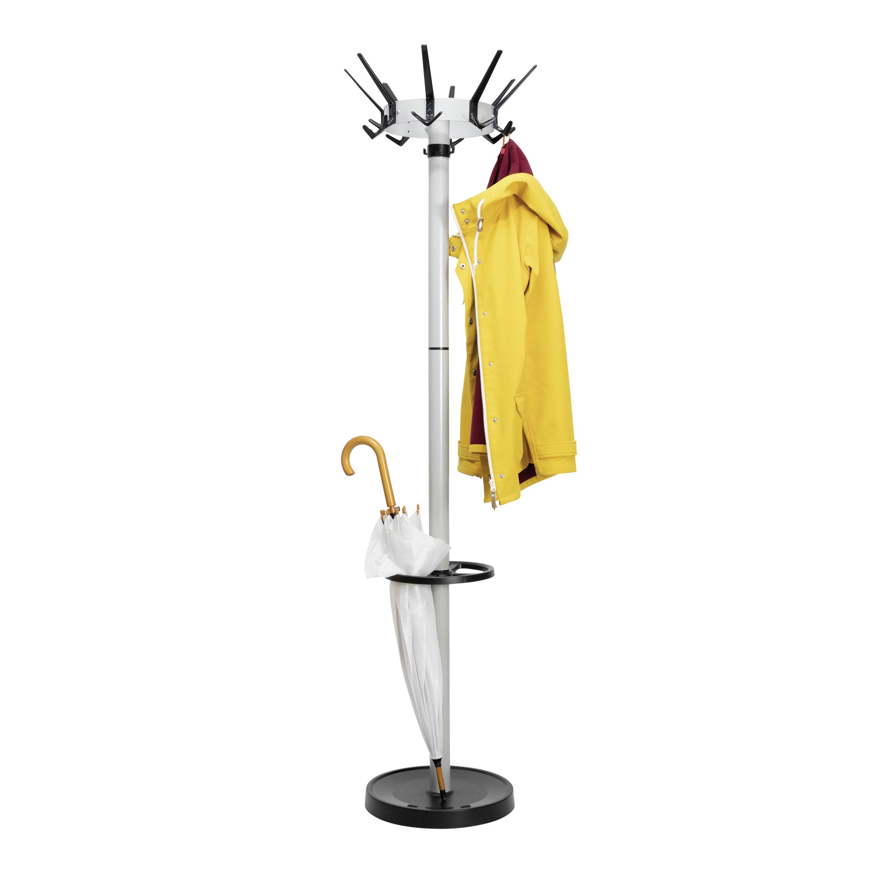 Ein Garderobenständer mit einem gelben Mantel und einem Regenschirm.