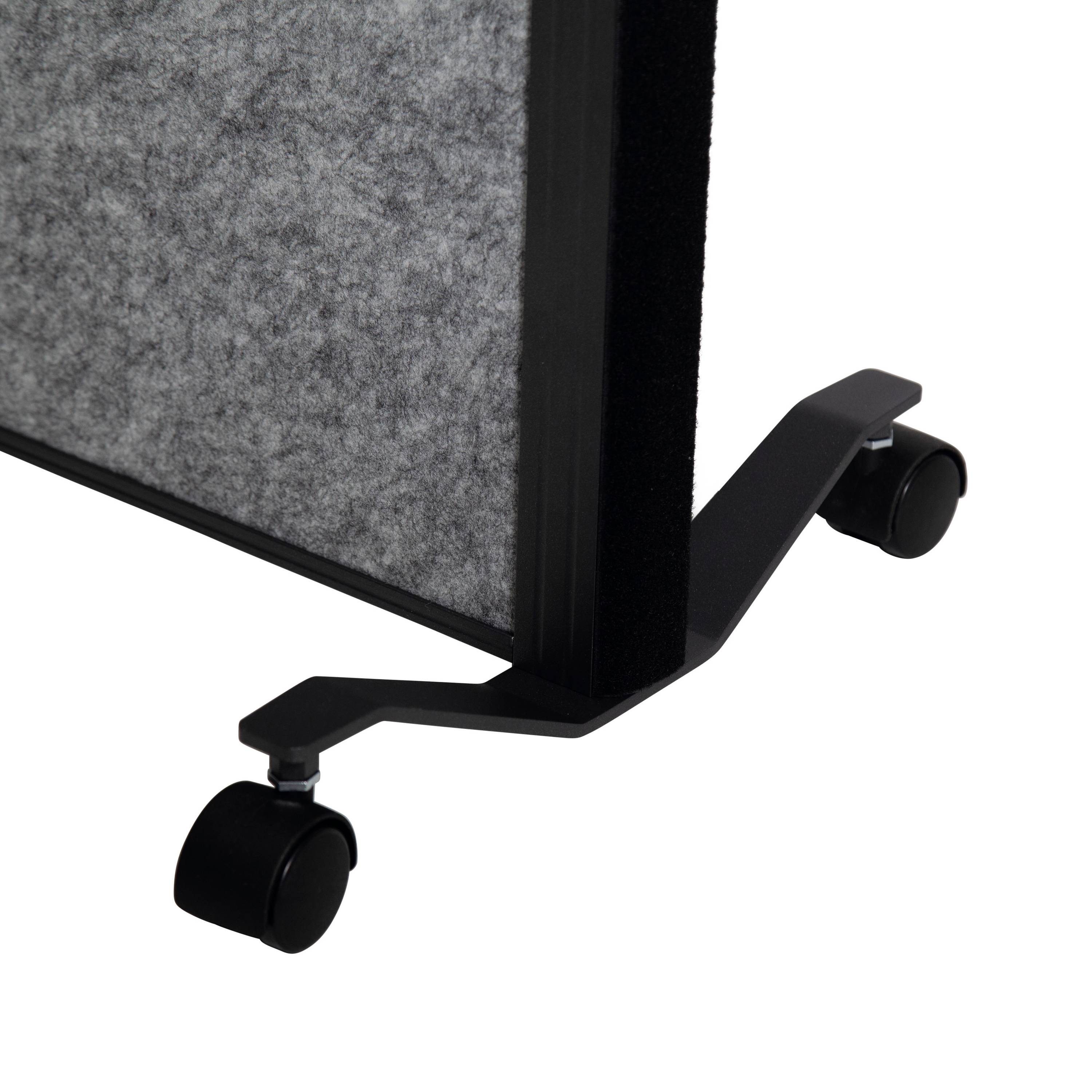 Nahaufnahme eines Rollgestells mit Rädern, das ein graues Textilpaneel hält. Das Design ermöglicht einfache Bewegung und Flexibilität.