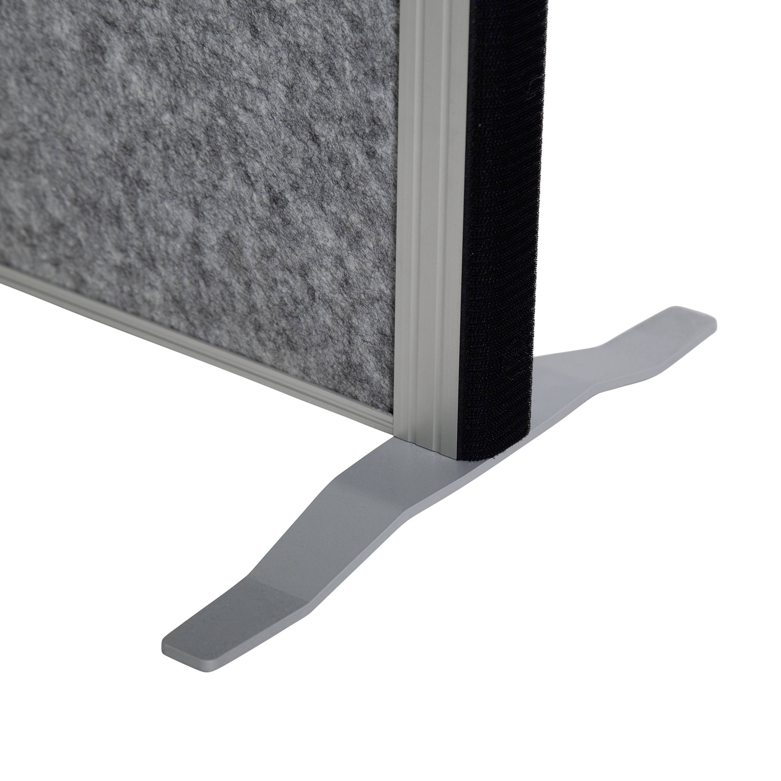 Ein grauer, freistehender Sichtschutz mit Metallrahmen und zwei stabilen Füßen steht aufrecht.