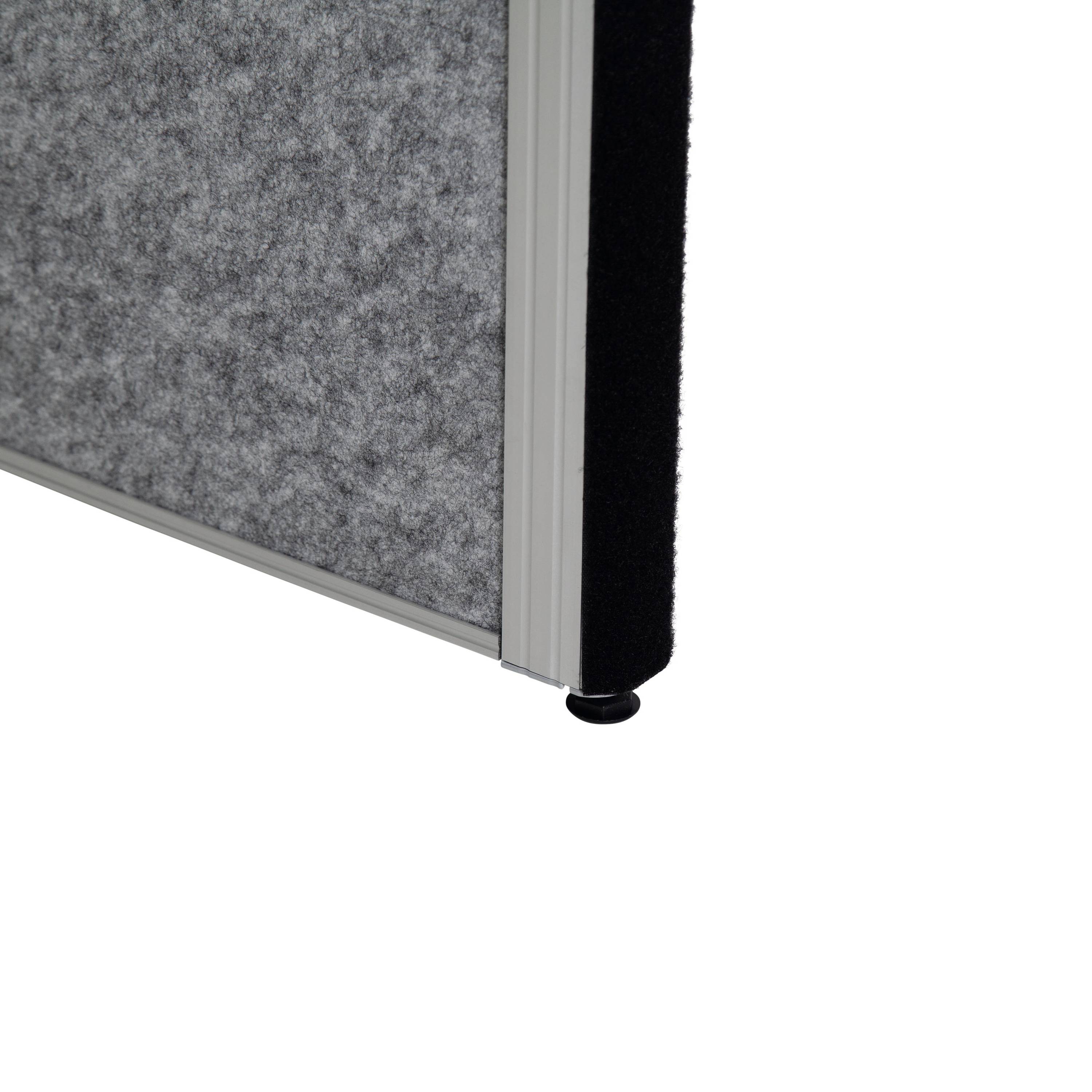 Grauer Filz-Raumteiler mit schwarzem Rand und silbernem Aluminiumrahmen in einer Ecke des Bildes.
