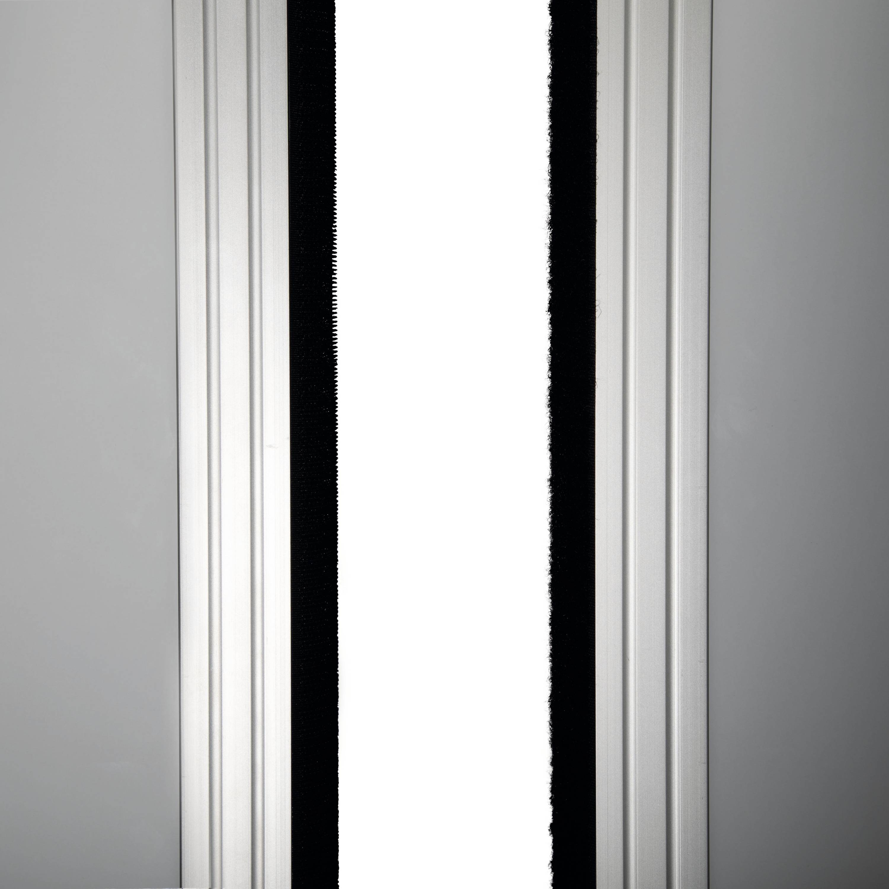 Eine geschlossene, weiße Tür mit schwarzen Dichtungen an den Rändern.