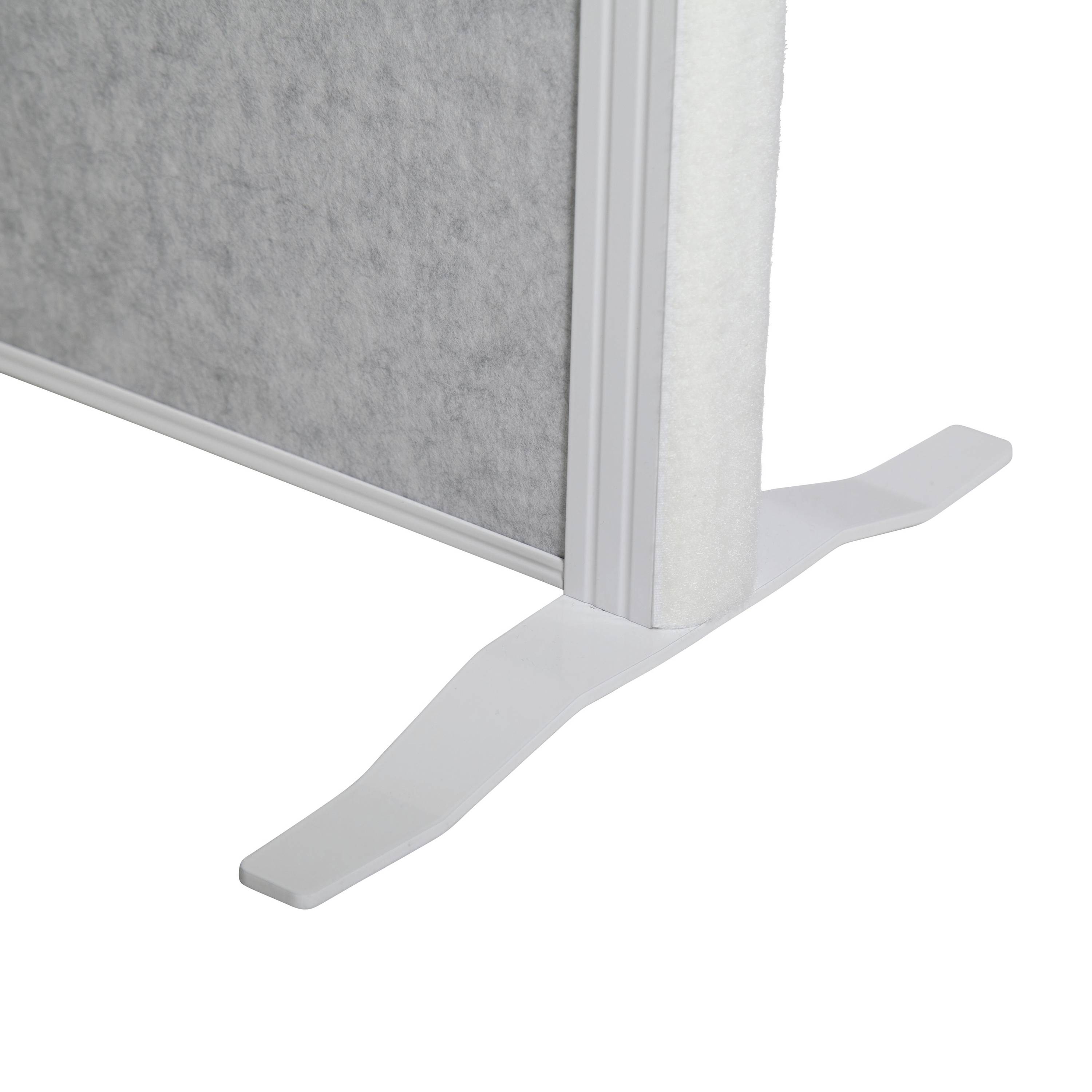 Paravent mit grauer Stofffüllung und weißem Metallrahmen, steht auf weißem, T-förmigem Fuß. Ideal als Raumteiler in Büros.