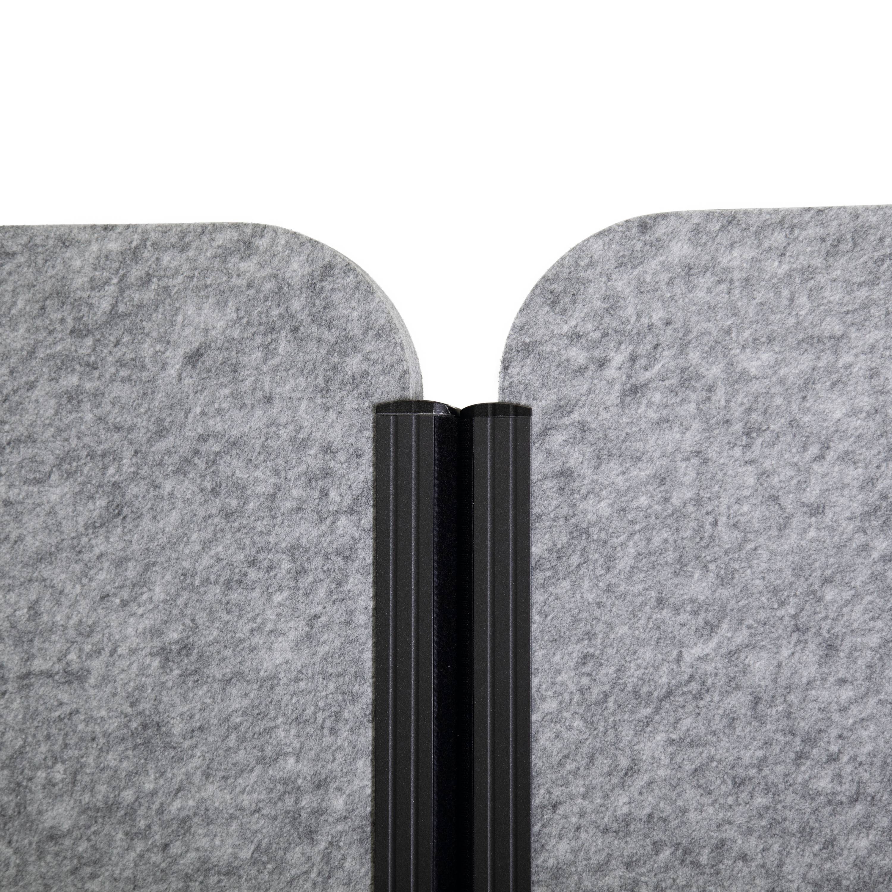 Gedrehtes graues Filz-Trennwandpaneel mit schwarzer, geriffelter Mittelleiste, geeignet für Raumtrennungen oder Akustikdämmung.