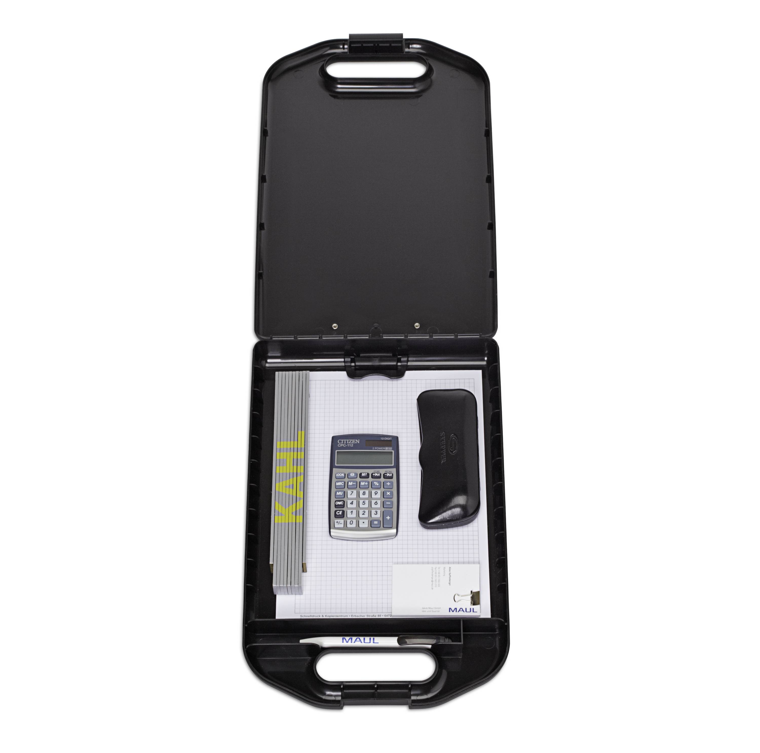 Offener schwarzer Koffer mit Rechen- und Schreibutensilien, darunter ein Taschenrechner, ein Notizblock und ein Lineal.