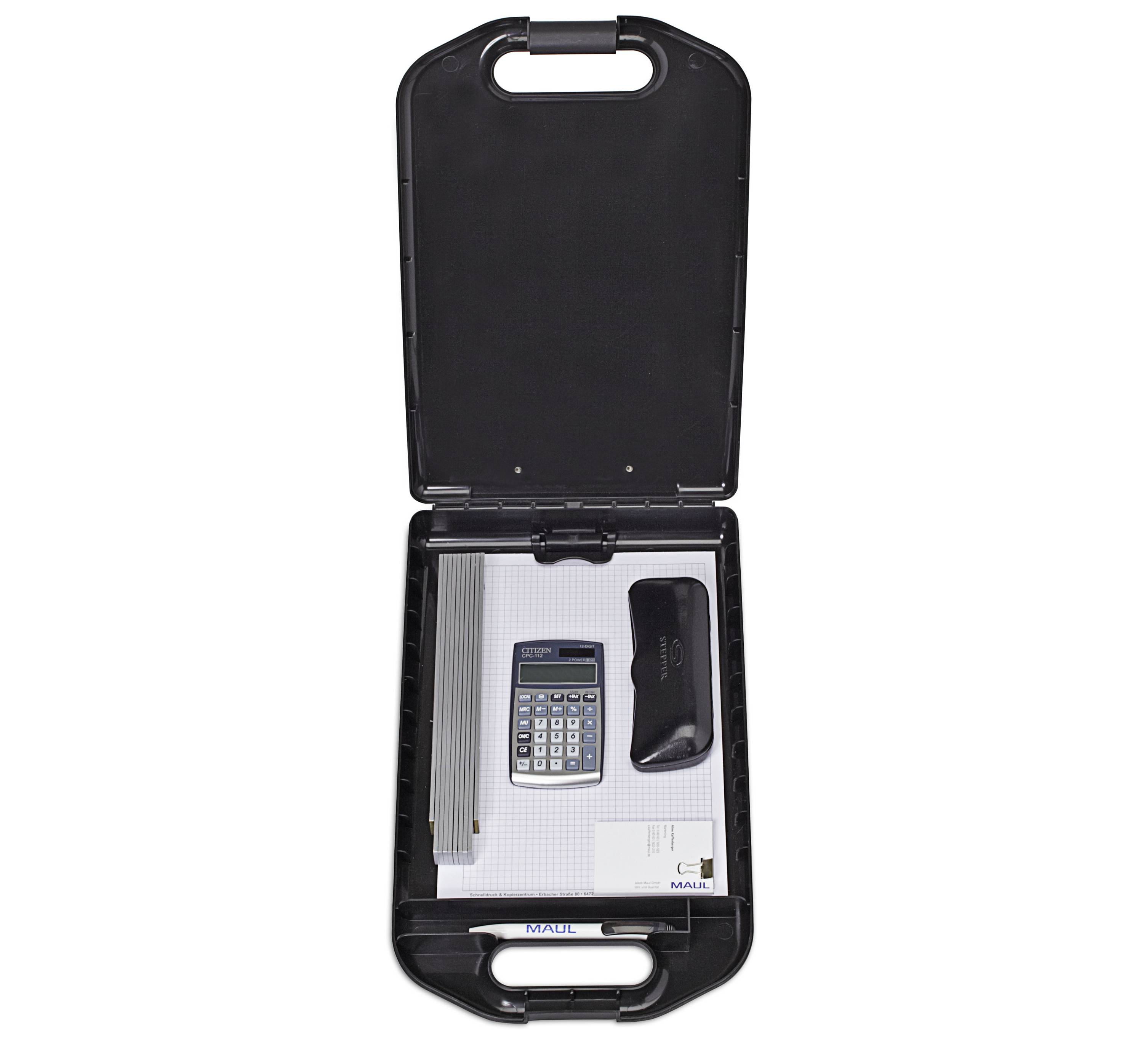 Geöffneter schwarz-weißer Aktenkoffer mit Taschenrechner, Lineal und Stiftetui auf einem karierten Block.