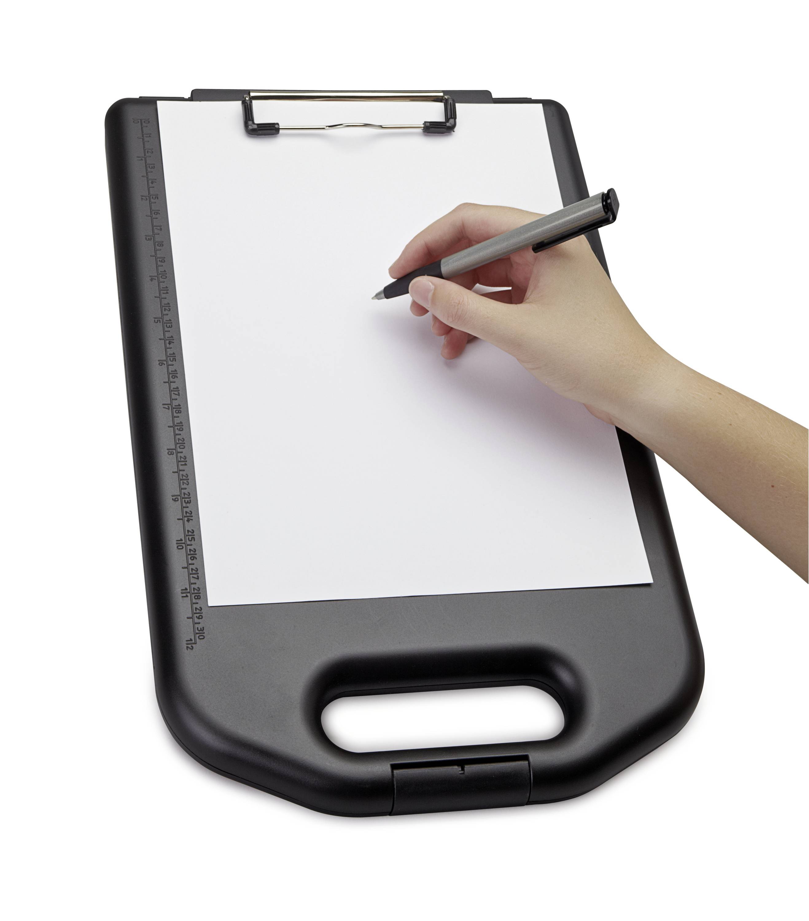 Eine Hand hält einen Stift über ein Blatt Papier auf einem Klemmbrett. Das Klemmbrett hat eine integrierte Linealskala.