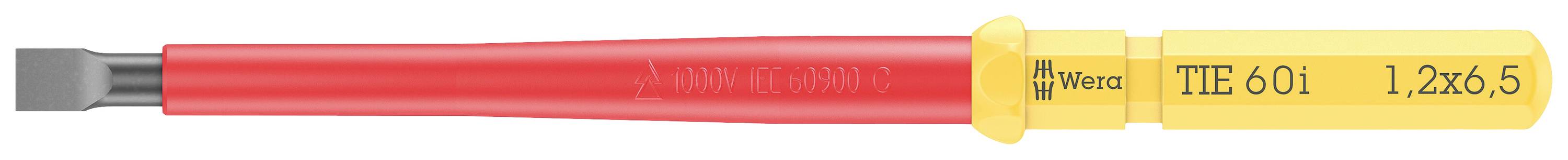 Flacher, isolierter Schraubendreher mit rotem Griff und gelber Spitze, markiert mit 'TIE 601 1.2x6.5', geeignet für elektrische Arbeiten.