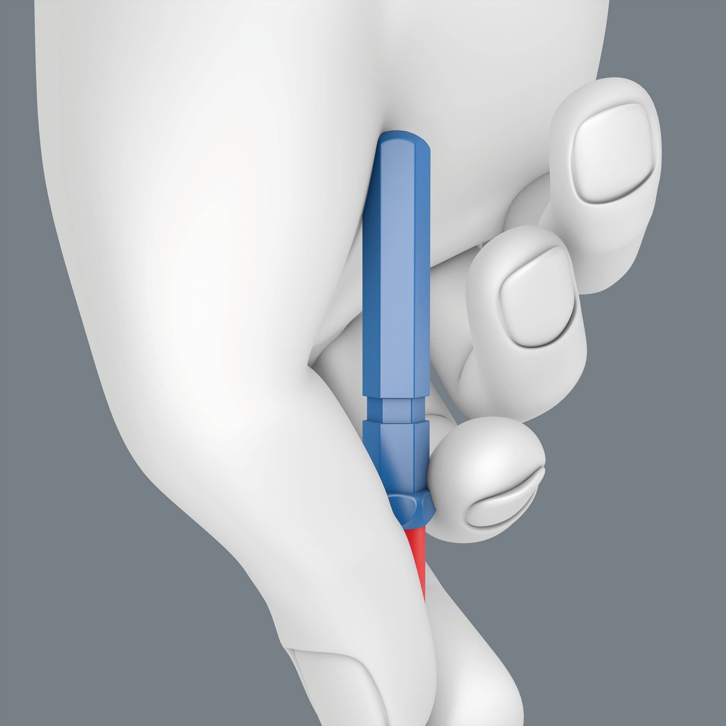 Hand hält einen Blauen Stift zwischen zwei Fingern, vor einem grauen Hintergrund.