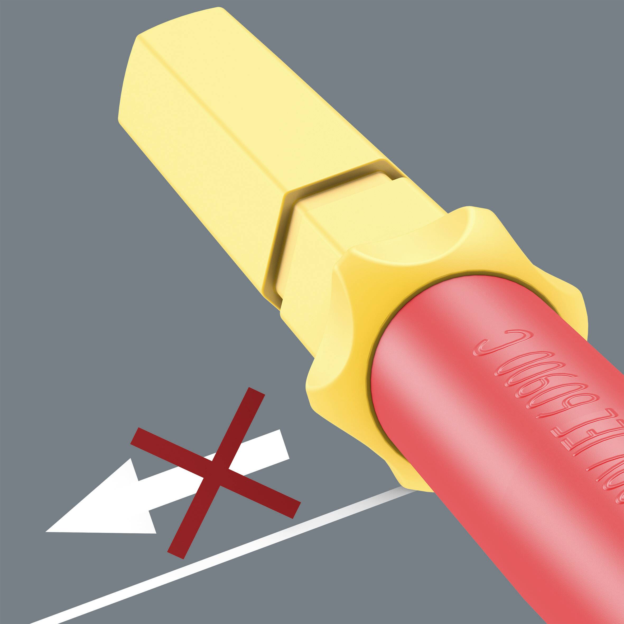 Ein gelber Stecker steckt nicht richtig in einer Steckdose, mit einem roten X-Zeichen daneben, das eine falsche Verbindung anzeigt.