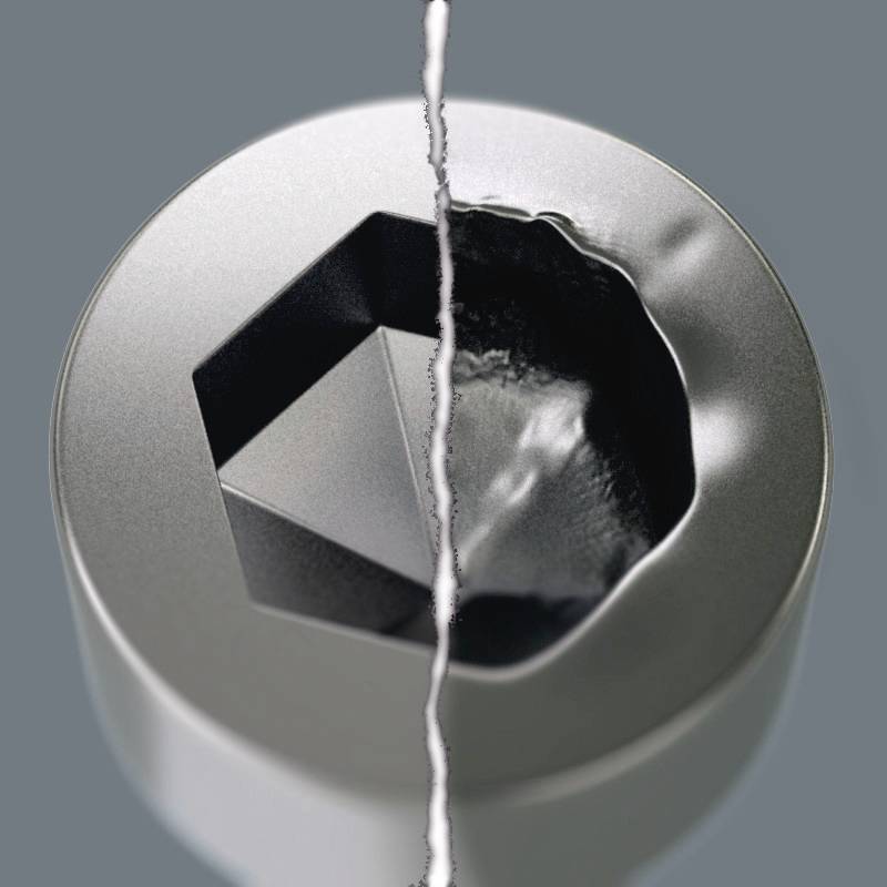 Das Bild zeigt ein aufgerissenes 3D-Objekt mit geometrischen Formen, halb geometrisch, halb zerknittert, vor grauem Hintergrund.